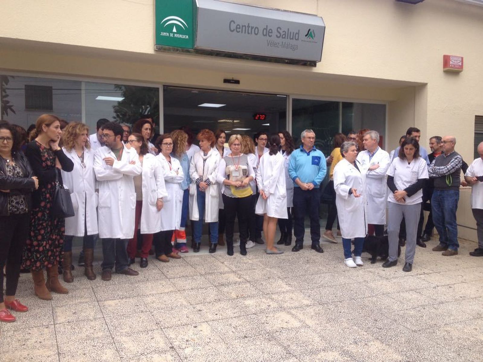 Concentración ante el centro de salud de Vélez-sur en repulsa por la agresión.