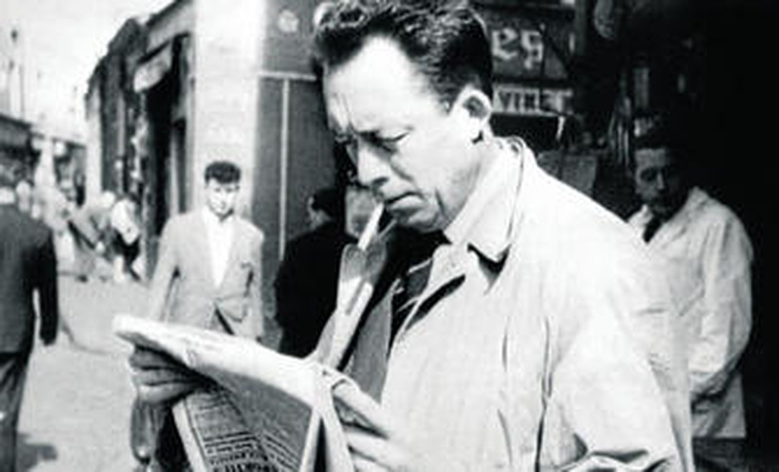 Albert Camus fotografiado en París en 1953.