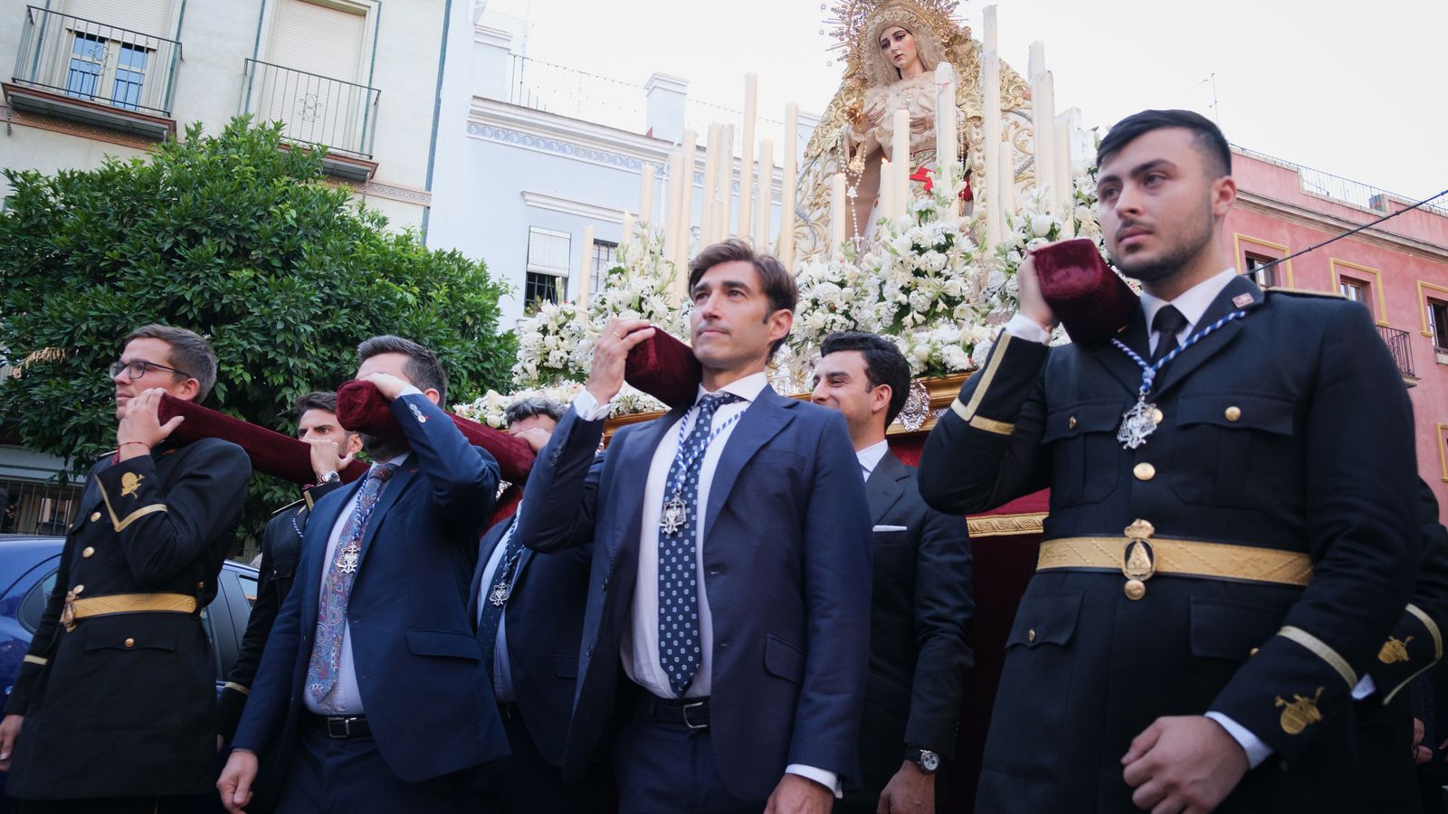 Algunos músicos de Virgen de los Reyes portando a la Virgen de la Aurora