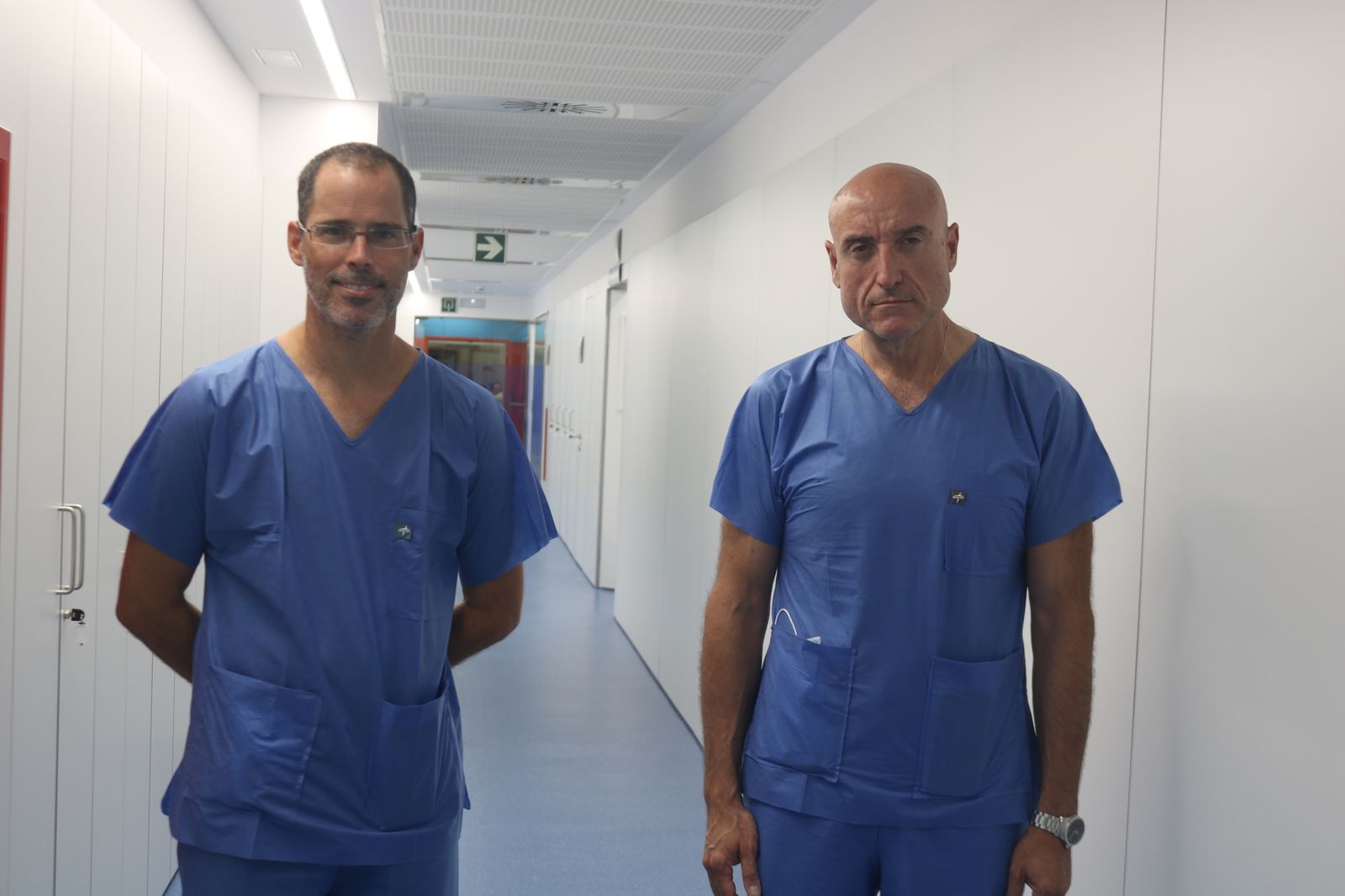 Los doctores Manuel Villa y José Díaz, del Hospital Universitario Virgen del Rocío, en Sevilla.