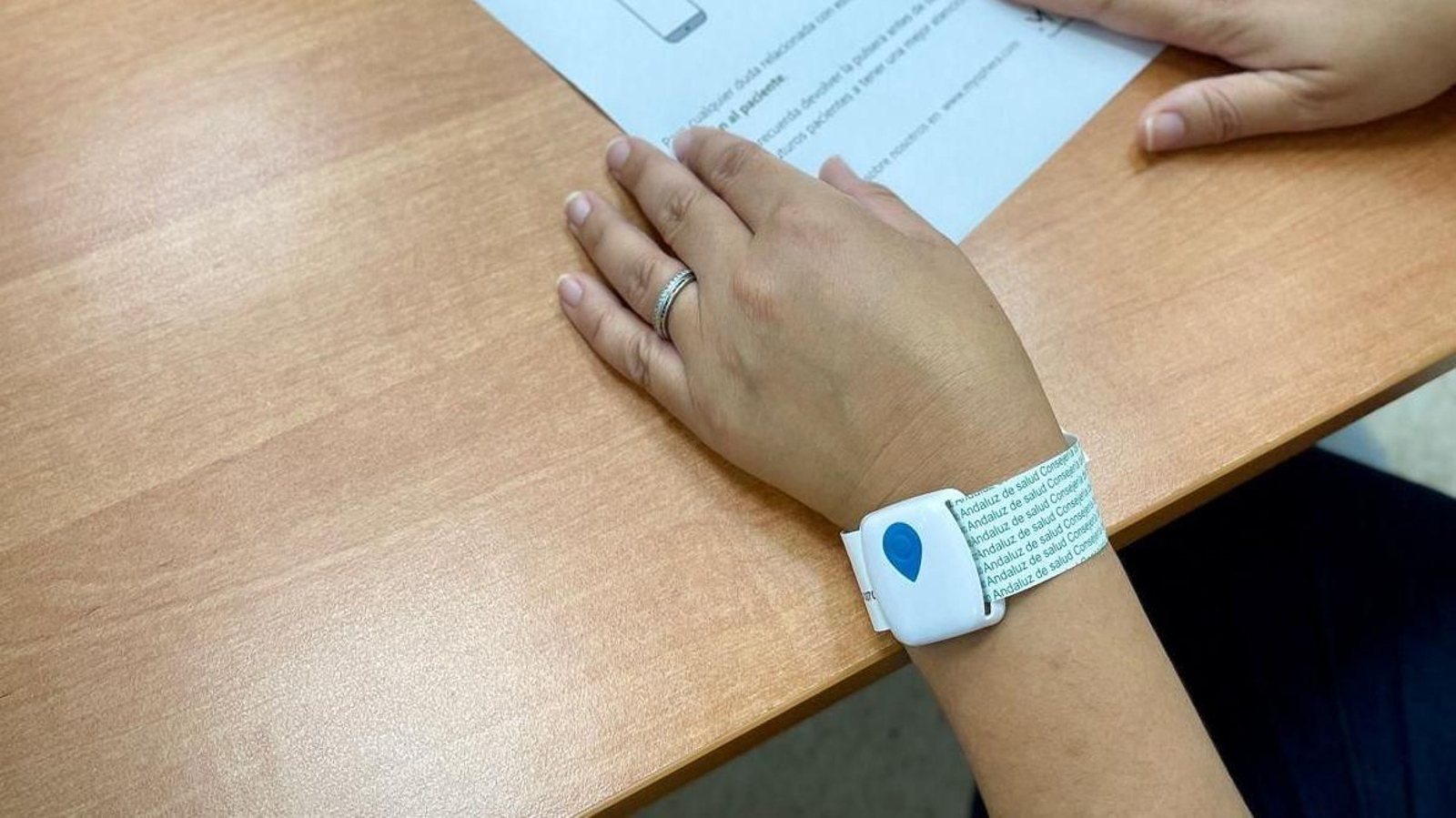 La pulsera que llevará cada paciente para ser localizado en el hospital Puerta del Mar. La pulsera que llevará cada paciente para ser localizado en el hospital Puerta del Mar.