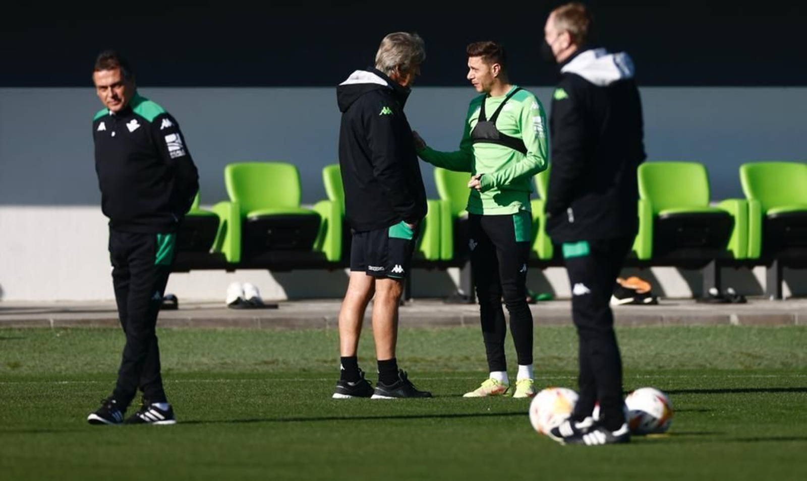 Pellegrini dialoga con Joaquín, en el entrenamiento del Betis de este jueves.