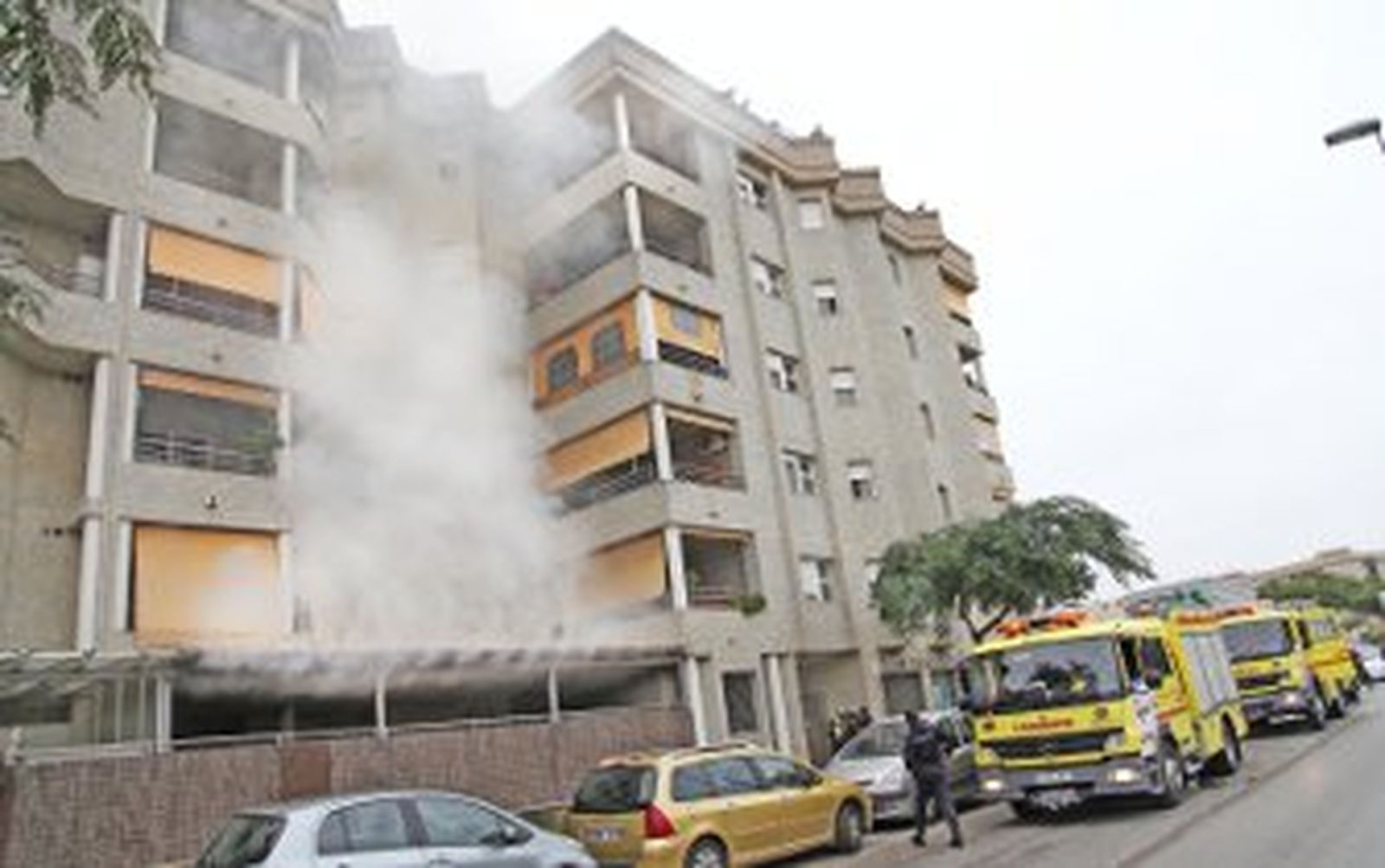 Un bebé resulta intoxicado por humo en el incendio de una casa en Chapín