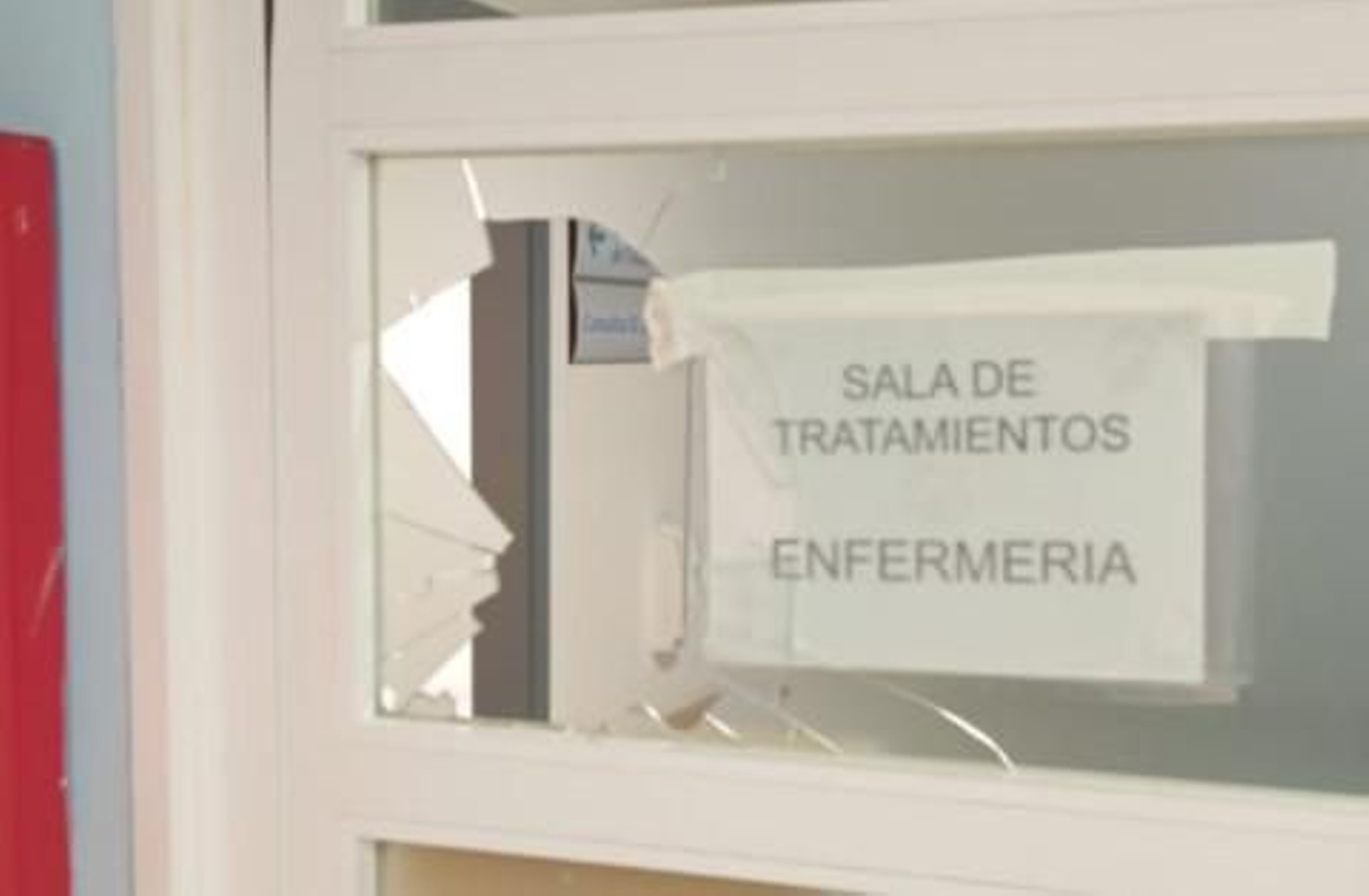 Puerta de la sala de tratamiento de Enfermería en Urgencias de Pediatría del Hospital de Jerez.