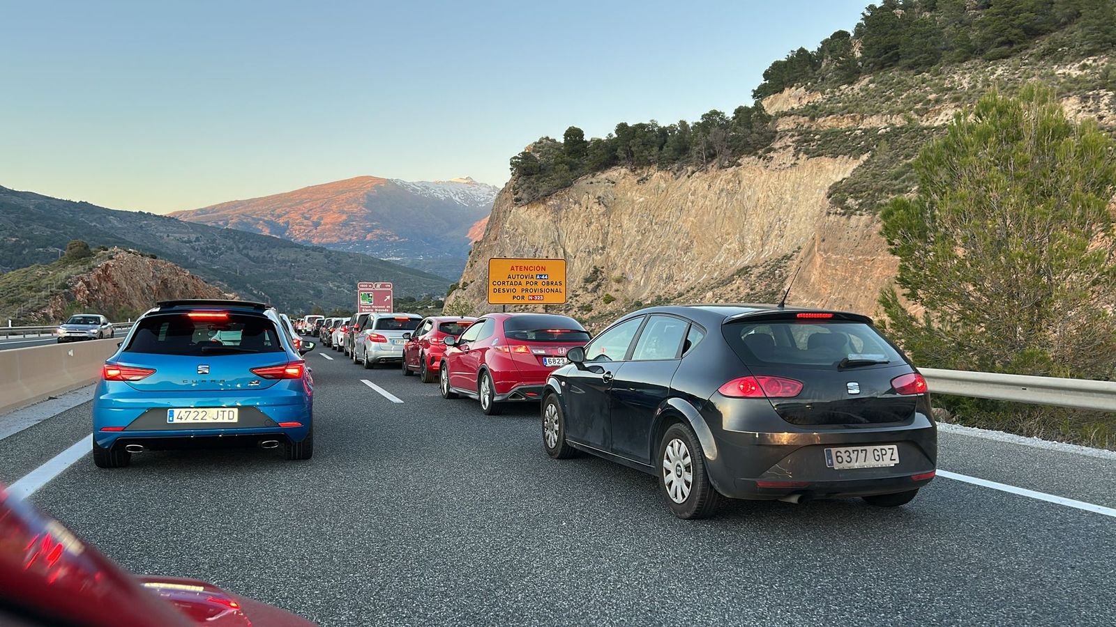 Vehículos colapsados en la A-44 poco más de un kilómetros de la salida de Vélez de Benaudalla