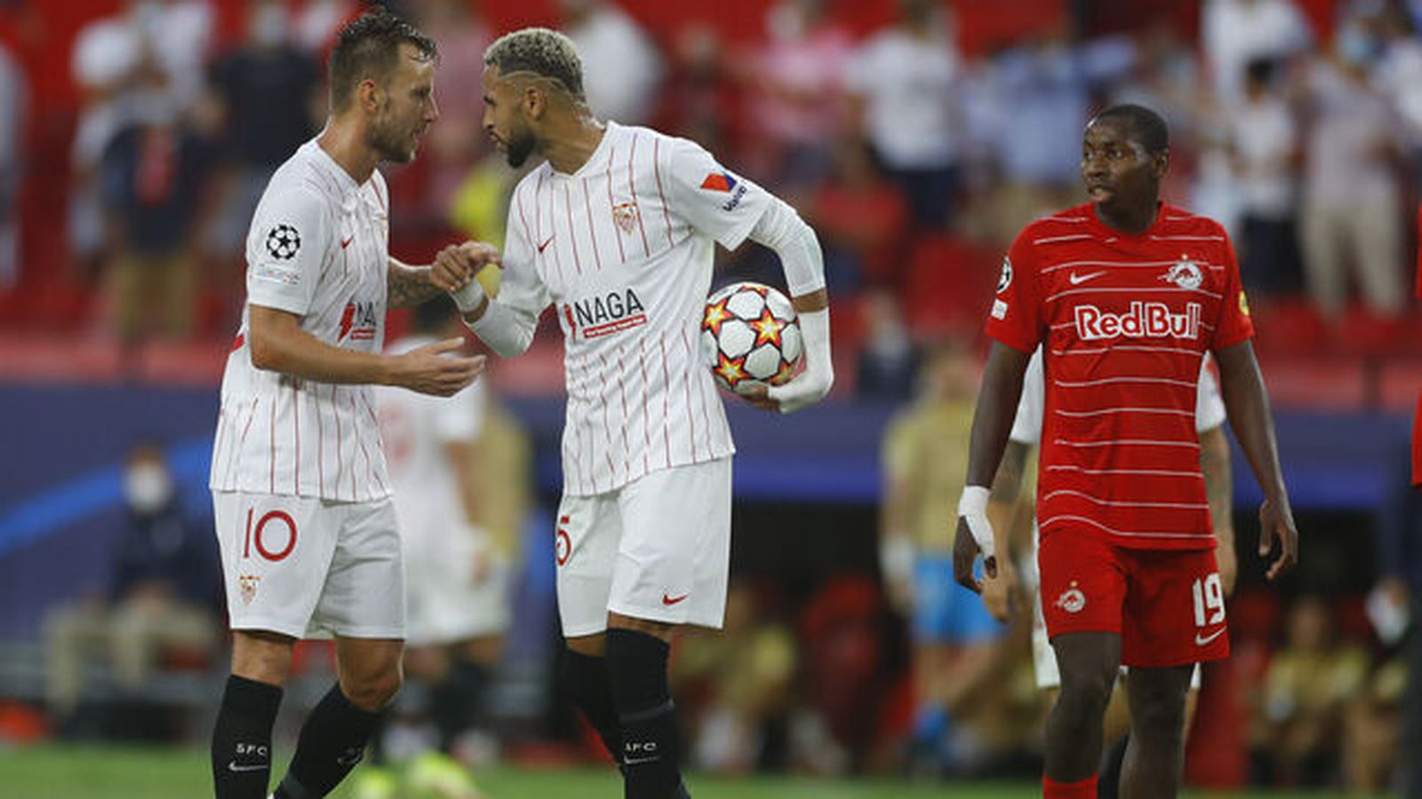 Rakitic y En-Nesyri discuten por lanzar uno de los cuatro penaltis que hubo en el Sevilla-Salzburgo.