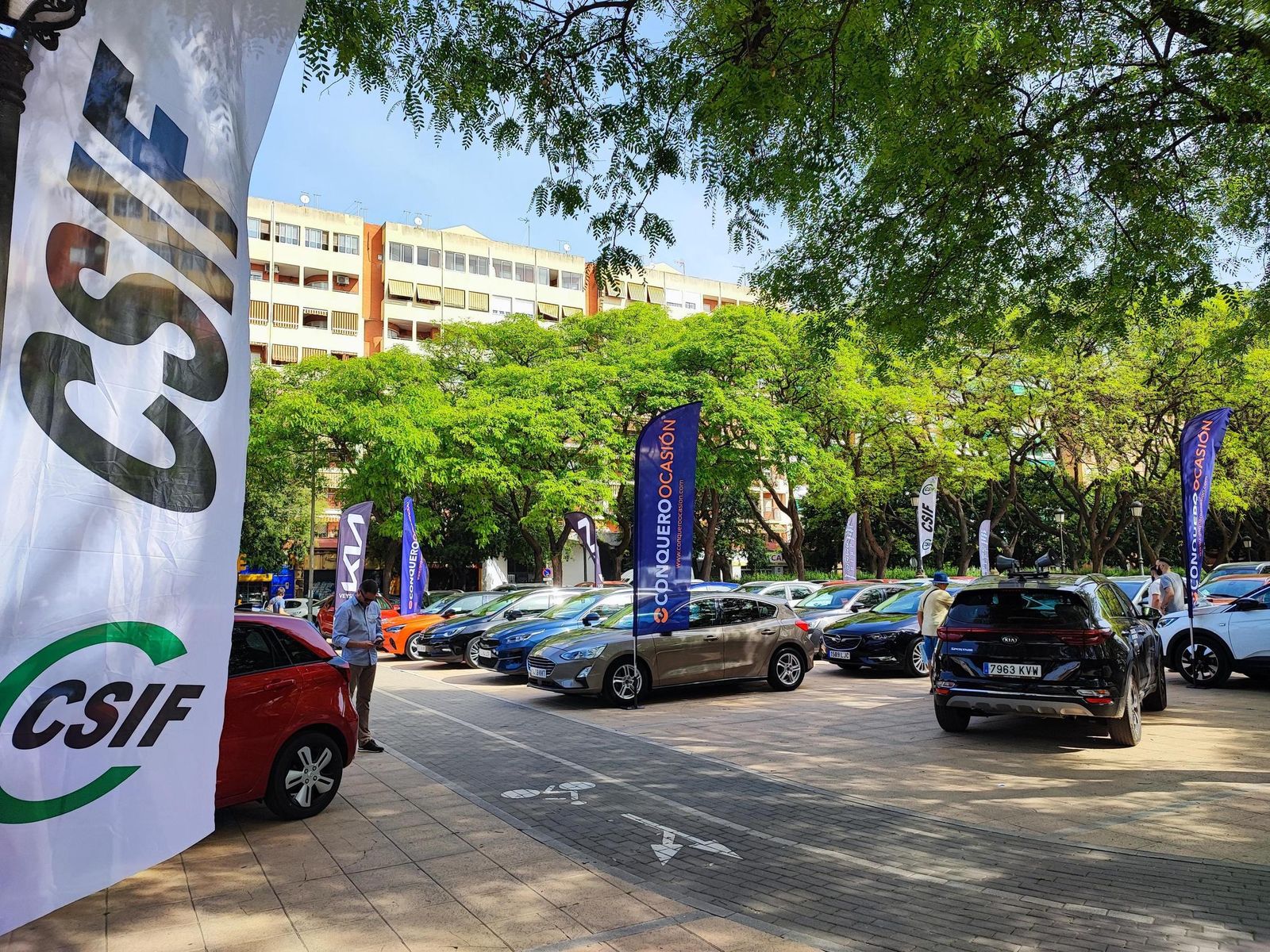 Exposición de vehículos en la avenida de Andalucía.