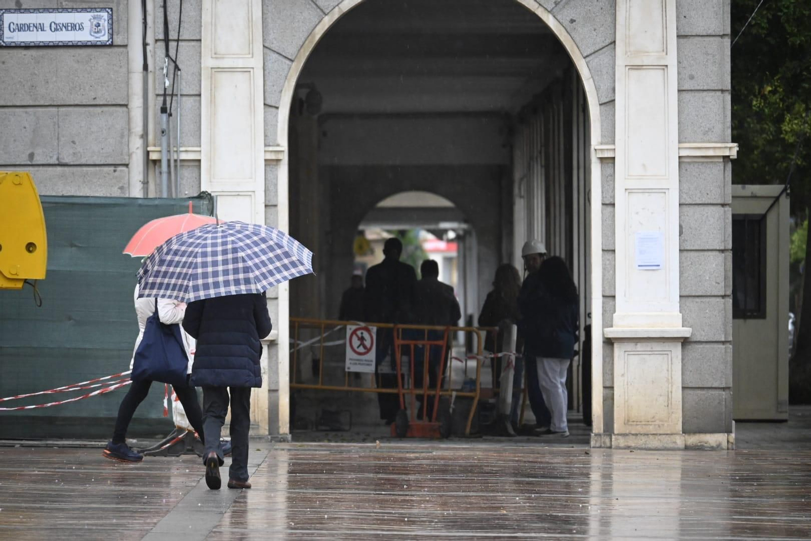 Primeros paraguas este jueves en Huelva capital.