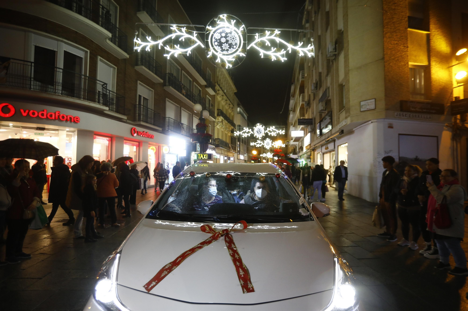 Las imágenes del Paseo de la Ilusión en taxi por Córdoba para mostrar las luces de Navidad a los mayores Las imágenes del Paseo de la Ilusión en taxi por Córdoba para mostrar las luces de Navidad a los mayores