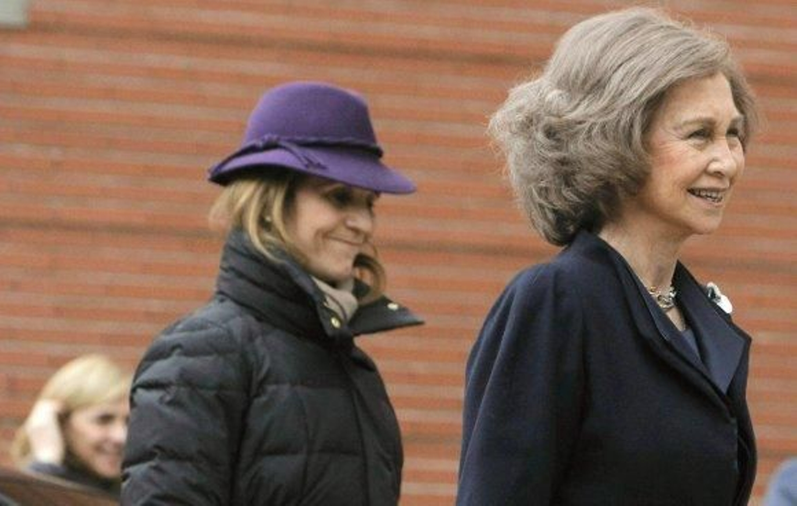 El Rey despacha con Rajoy y da primeros pasos en su habitación de la clínica