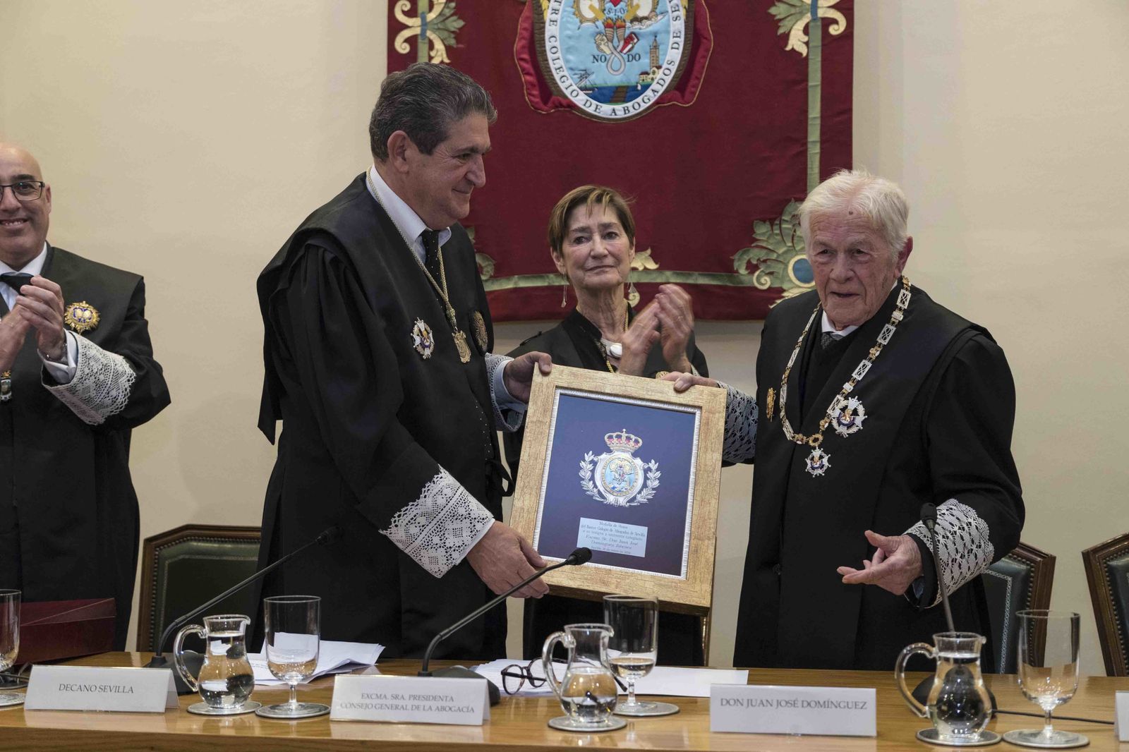 José Joaquín Gallardo entrega la medalla de honor a Juan José Domínguez en presencia de Victoria Ortega