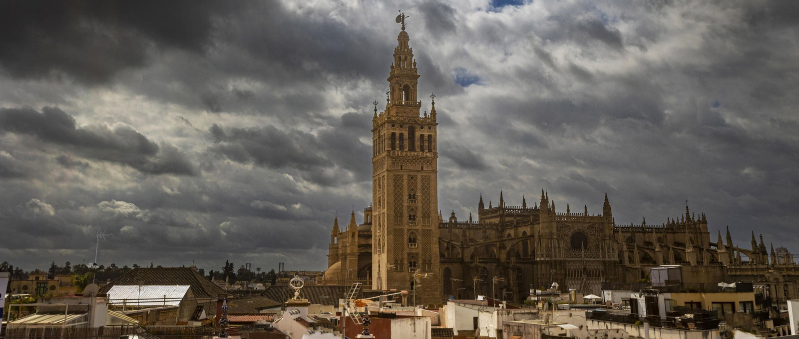La Giralda de Sevilla, antiguo alminar almohade.