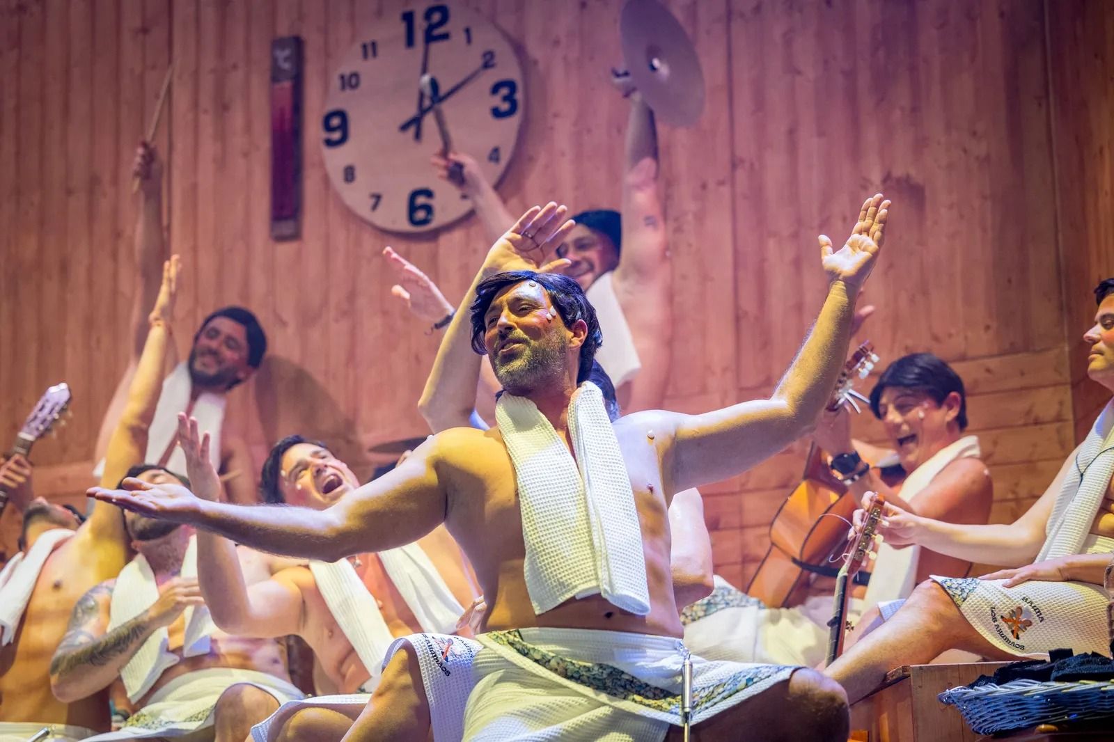 El componente de la chirigota 'Los Ahumaos' que fue padre el mismo día que actuaba en el Teatro Falla, en el centro de la imagen