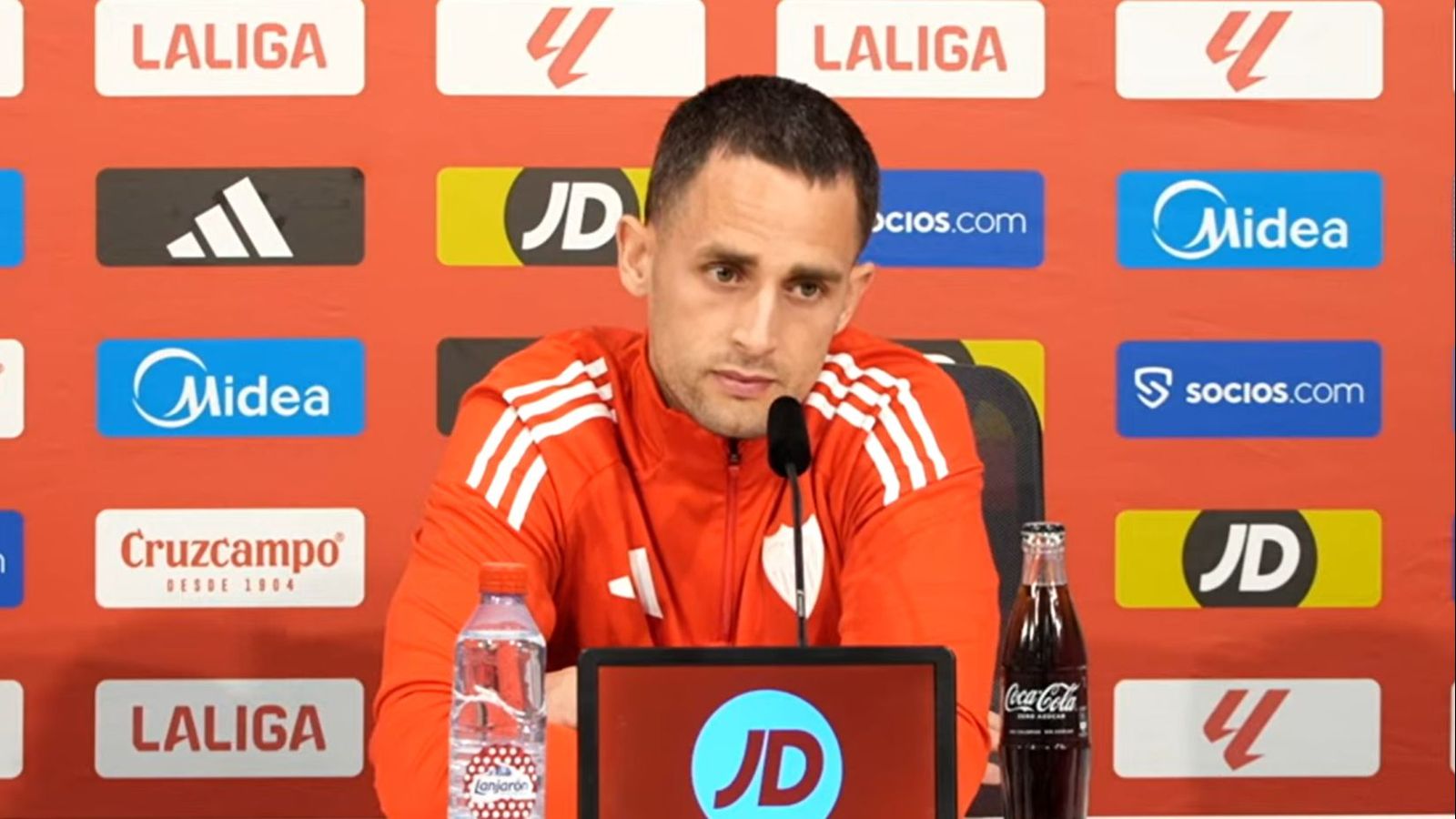 Januzaj, jugador del Sevilla en la rueda de prensa intersemanal.