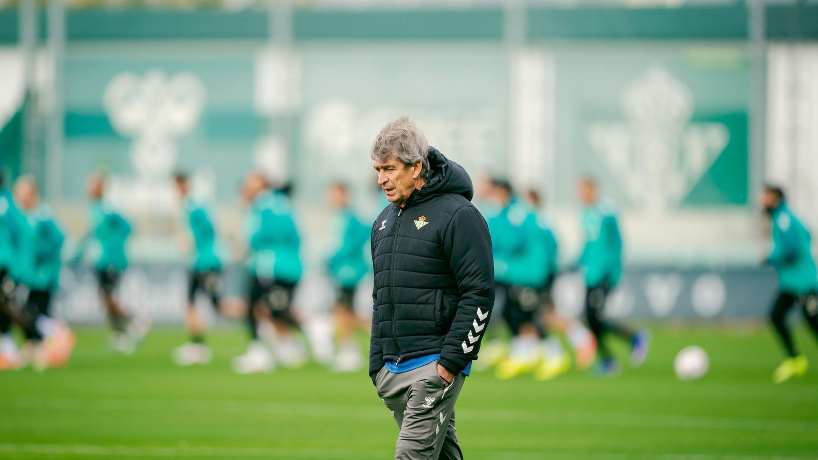 Manuel Pellegrini camina pensativo durante un entrenamiento reciente de la plantilla en la Ciudad Deportiva Luis del Sol.