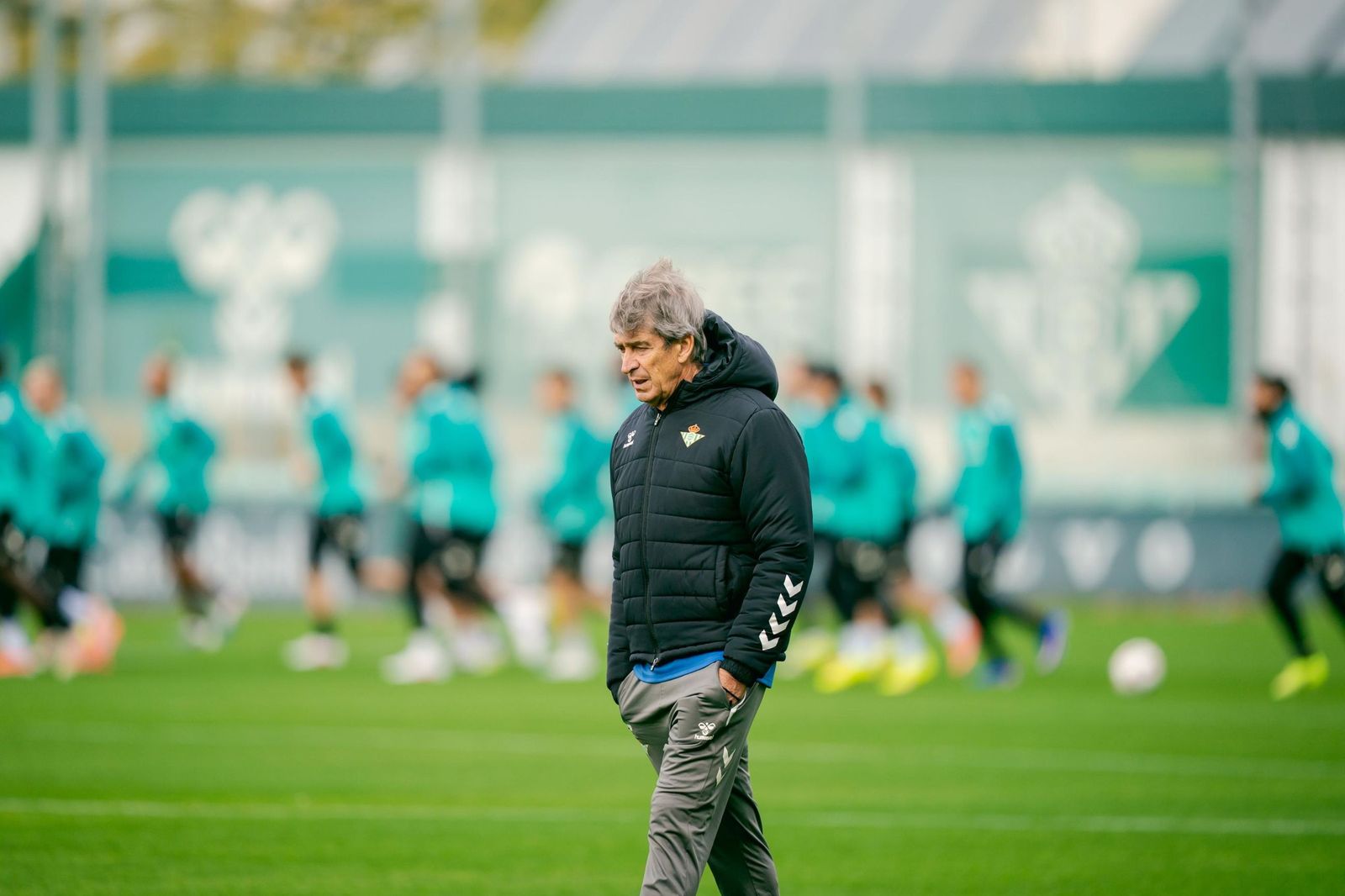 Manuel Pellegrini camina pensativo durante un entrenamiento reciente de la plantilla en la Ciudad Deportiva Luis del Sol.
