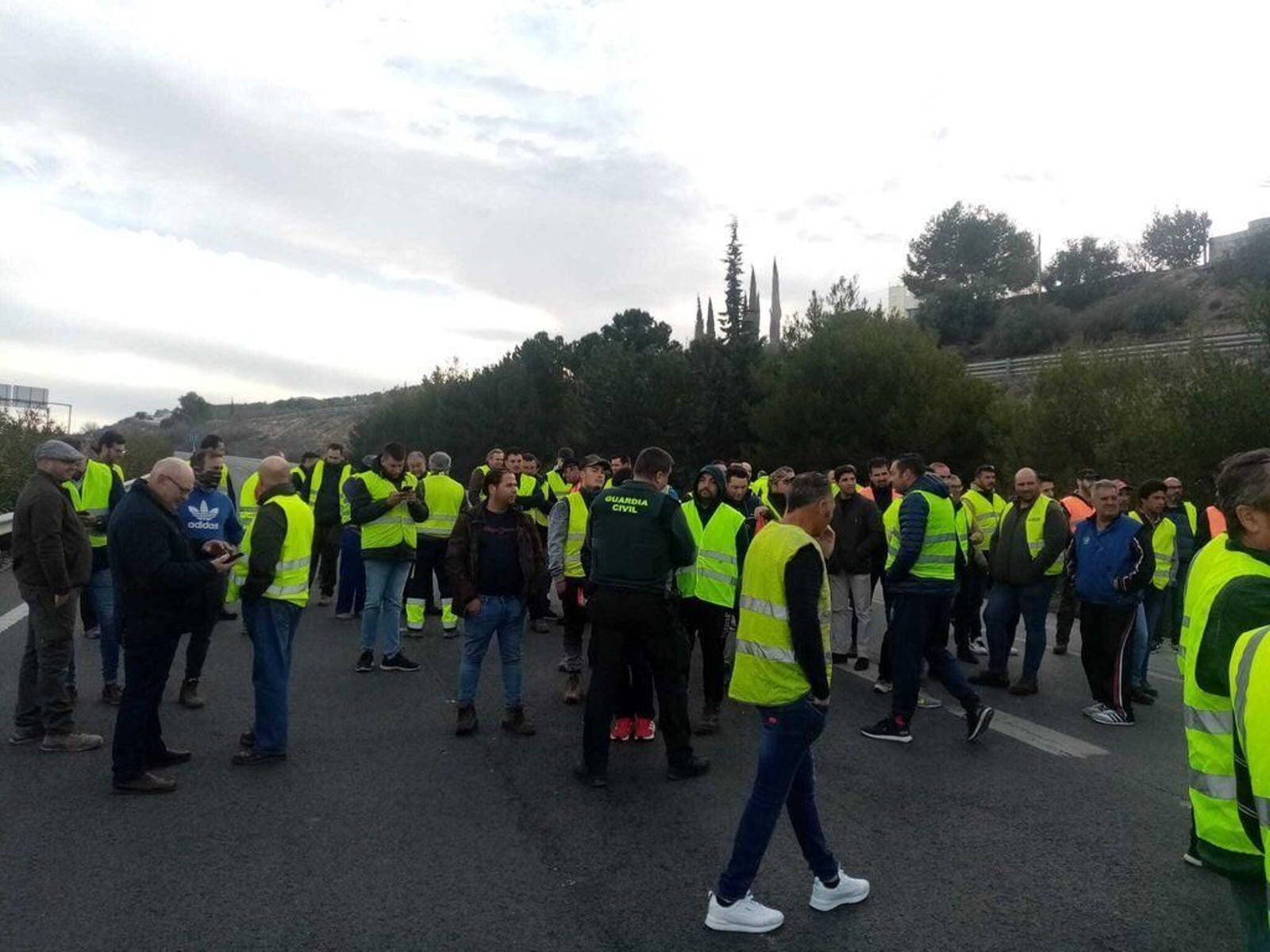 Un agente de la Guardia Civil habla con los manifestantes.