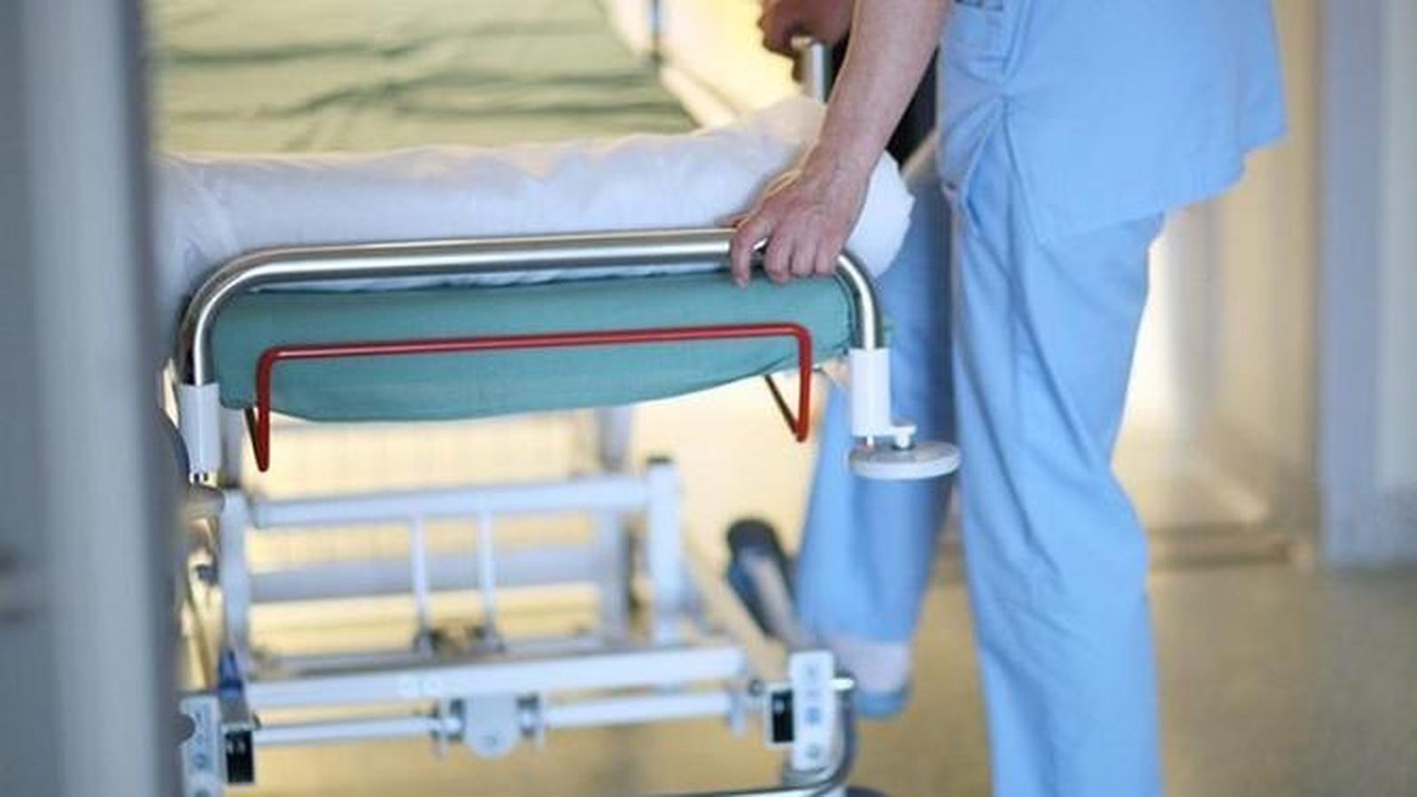 Los celadores del Puerta del Mar reivindican más personal