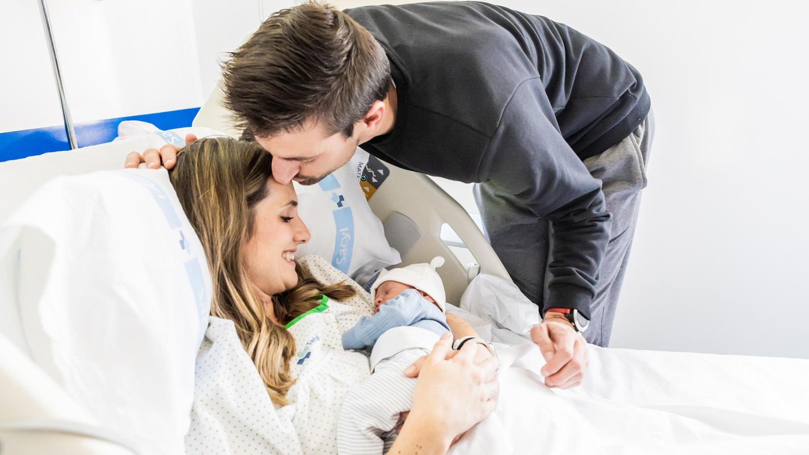 Familia tras el nacimiento de su hijo. Familia tras el nacimiento de su hijo.