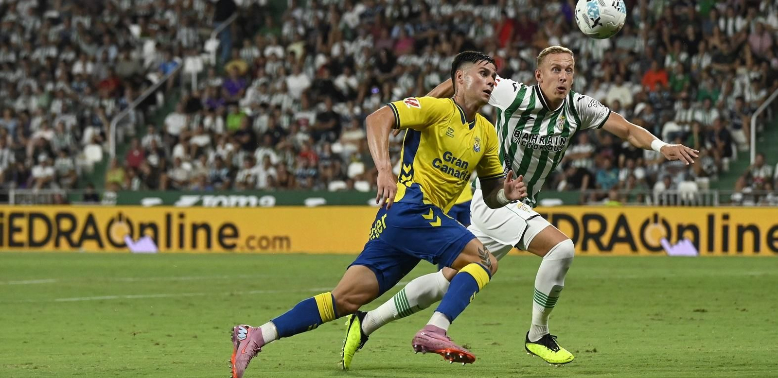 Obolskii pugna por el balón ante Sergio Barcia.