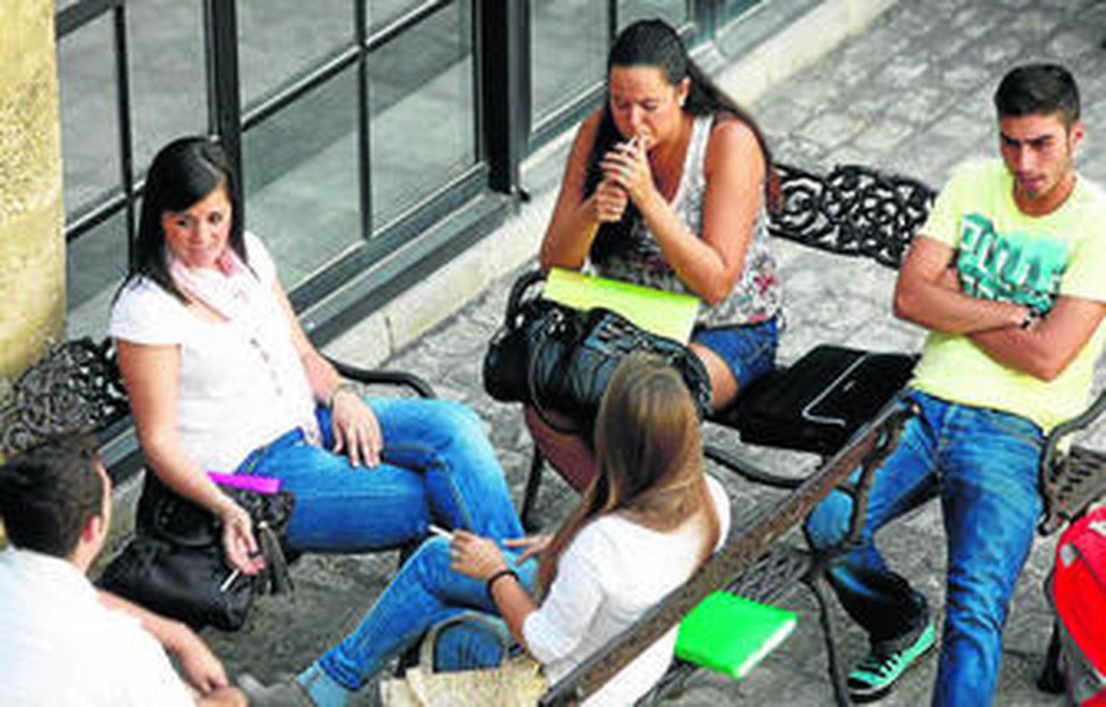 Varios universitarios fumaban ayer en uno de los patios descubiertos de la Facultad.