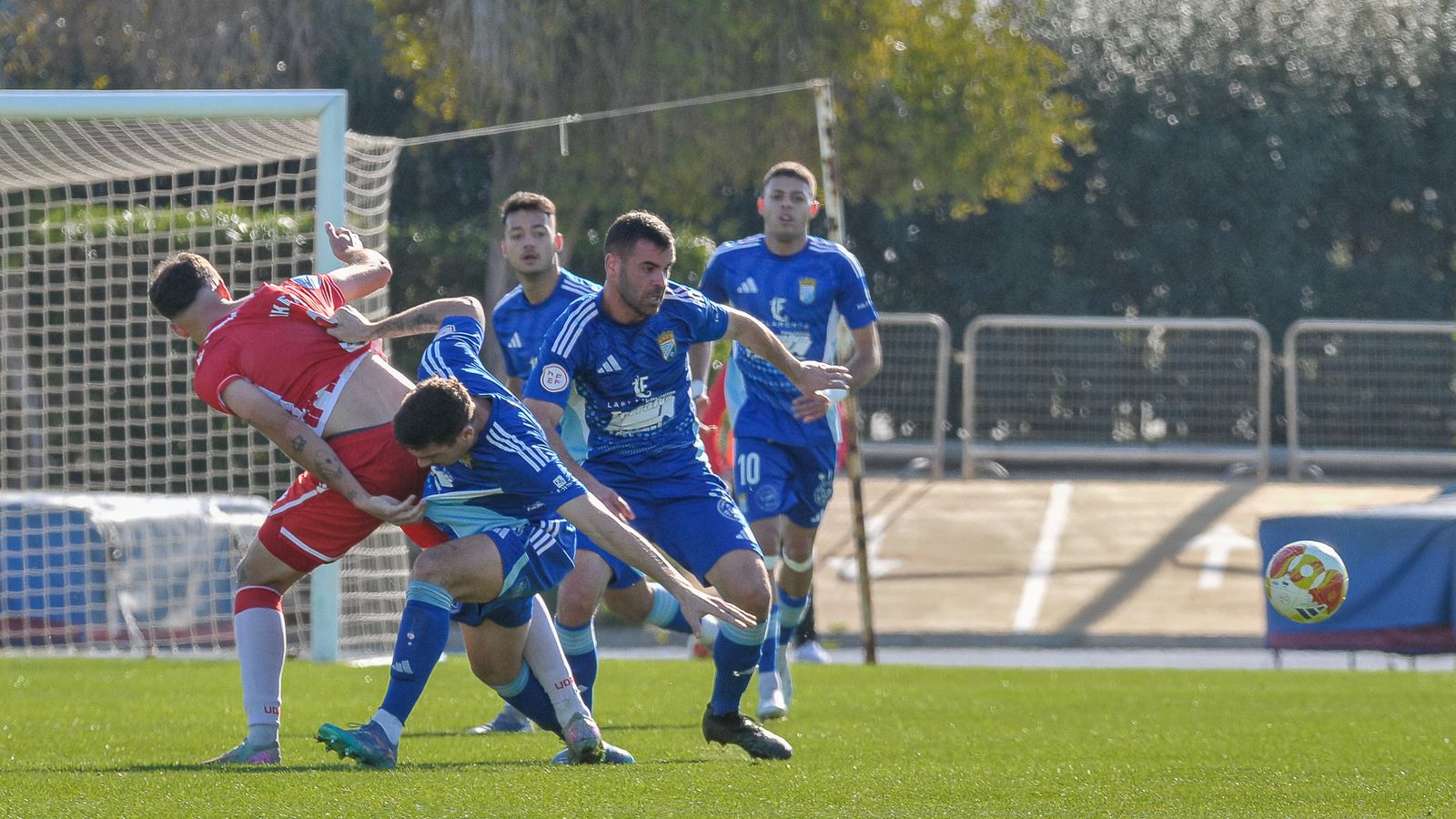 Iker Burgos lucha por un balón con varios rivales durante una acción del encuentro ante los xerecistas.