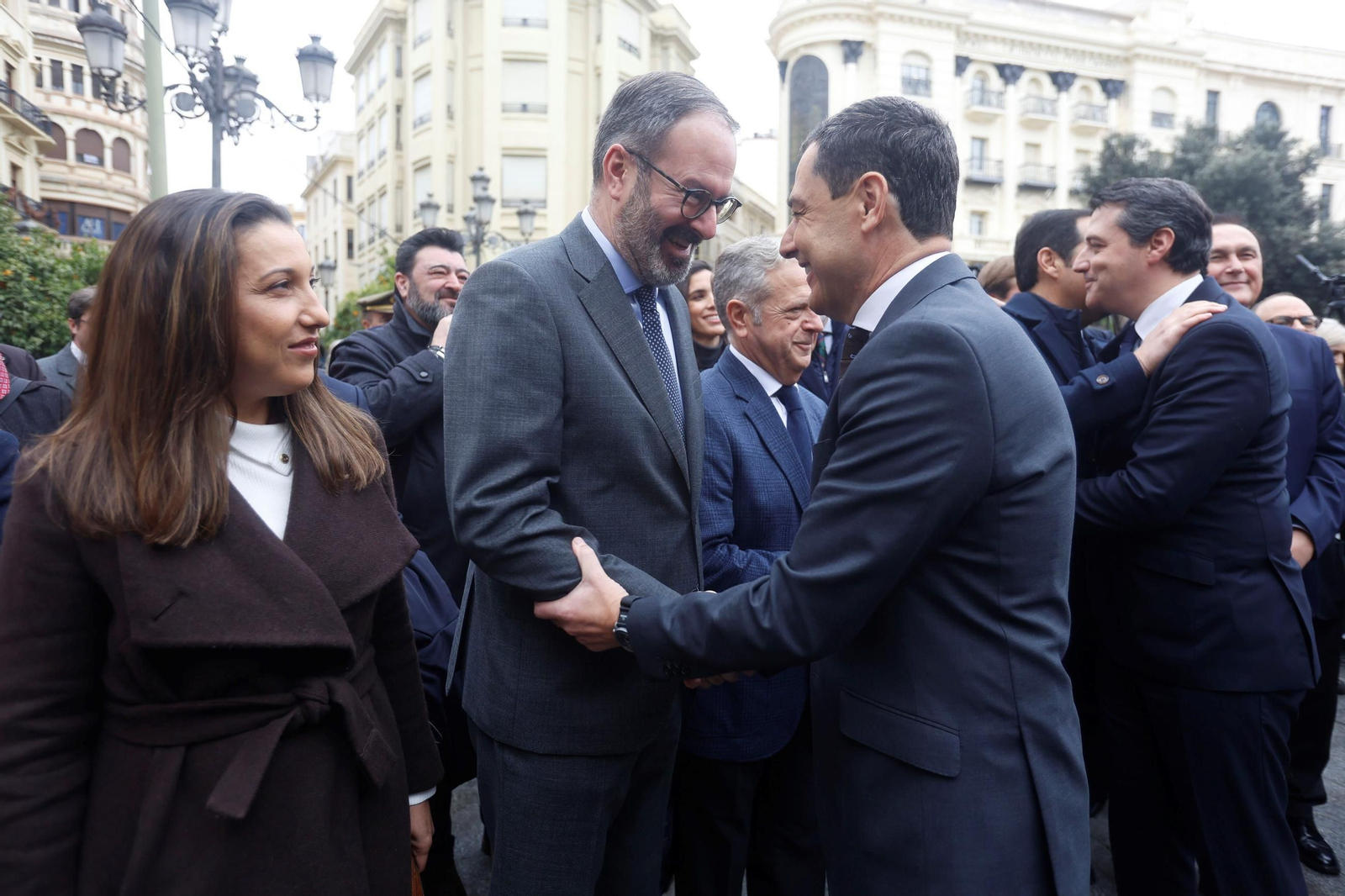 Juanma Moreno inaugura el monumento homenaje al Día de la Bandera de Andalucía en Córdoba, en imágenes