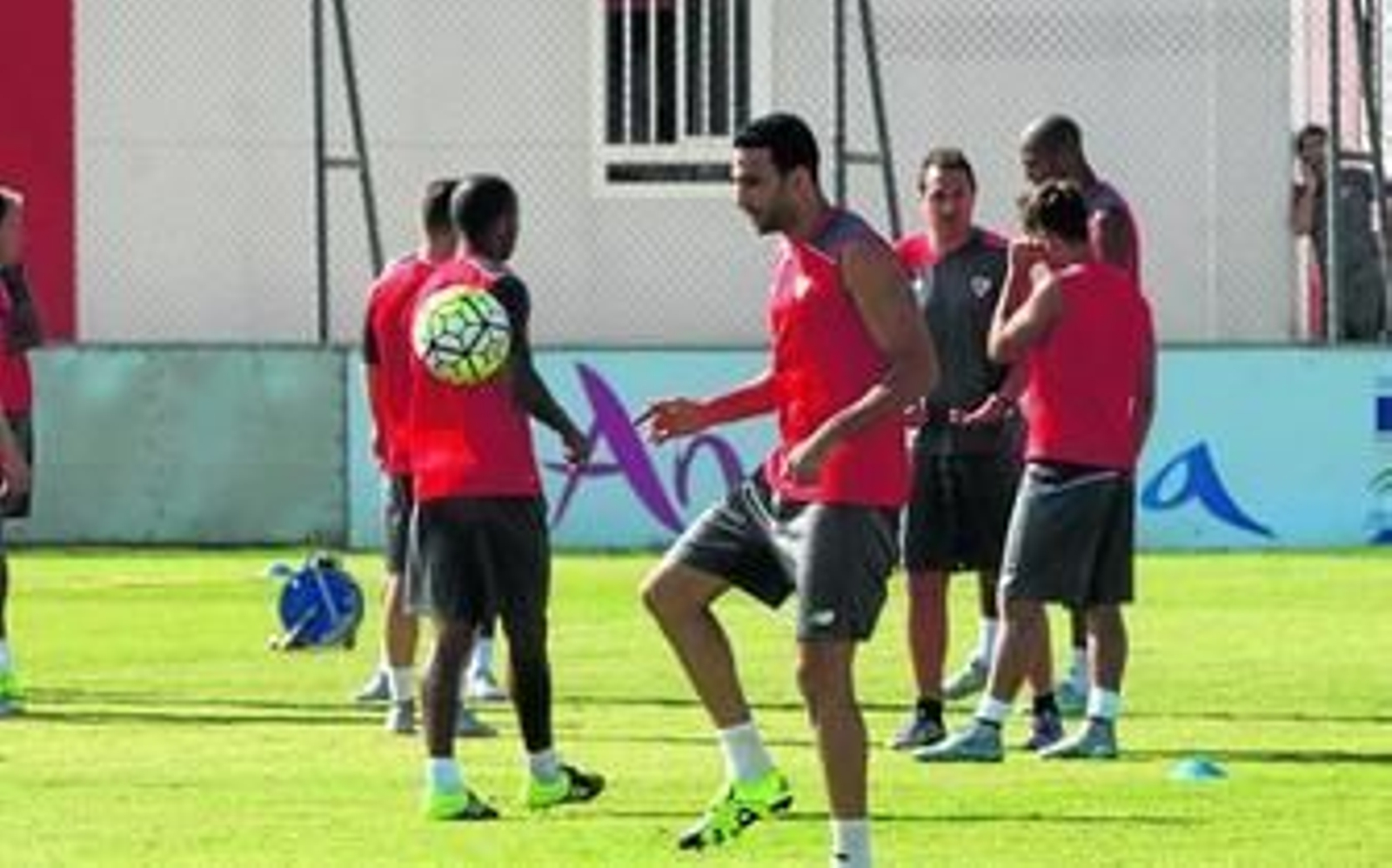 El francés Rami da pataditas al balón con varios compañeros detrás en la sesión de trabajo de ayer en la ciudad deportiva.