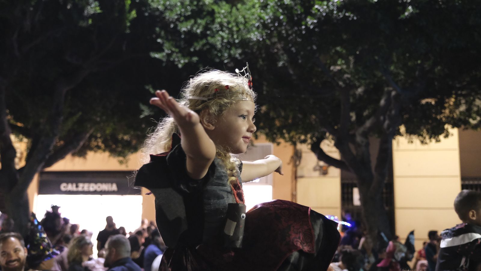 Las imágenes de la Noche en Negro en Almería, Halloween.