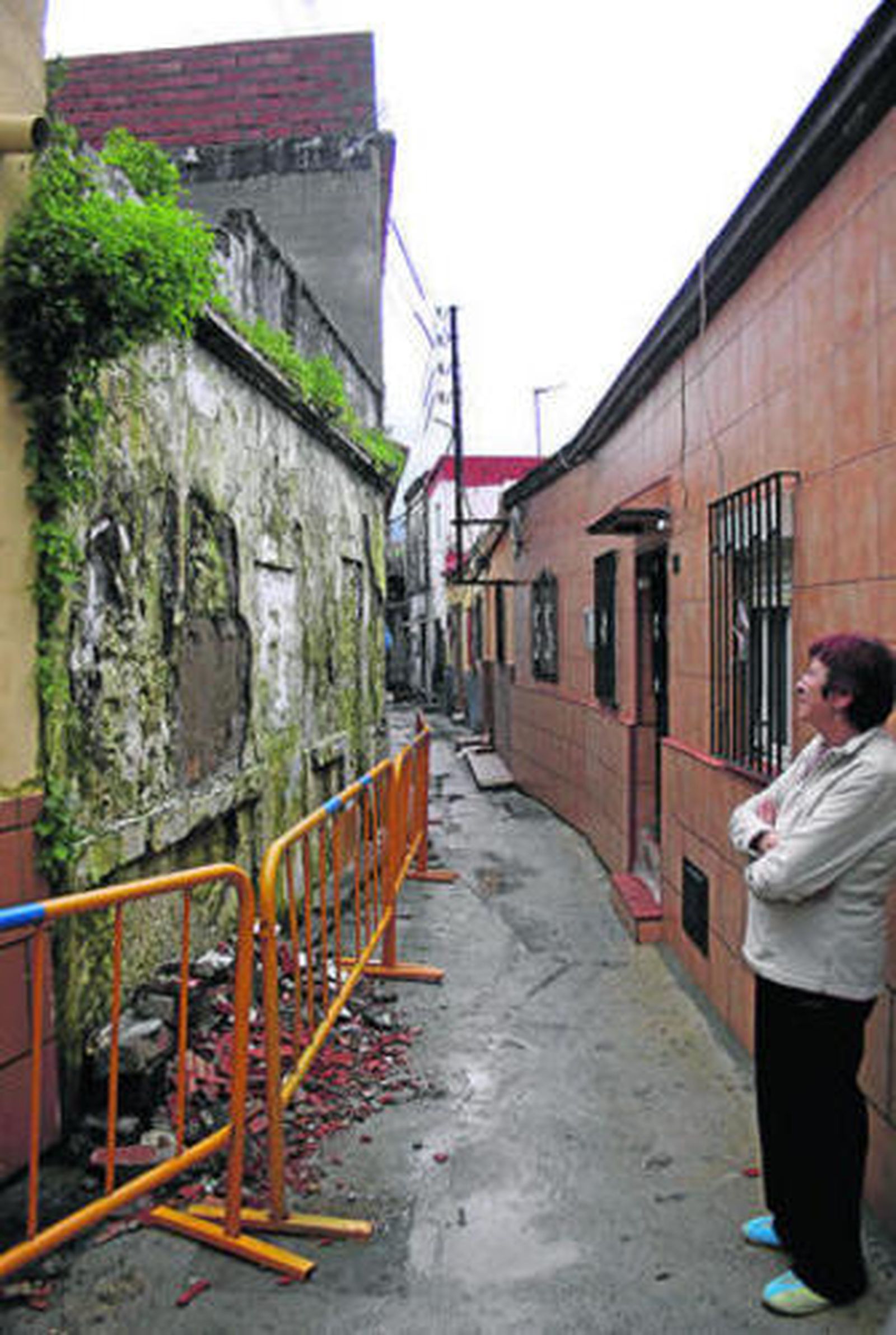 La dueña de la casa observa el inmueble abandonado, ayer.