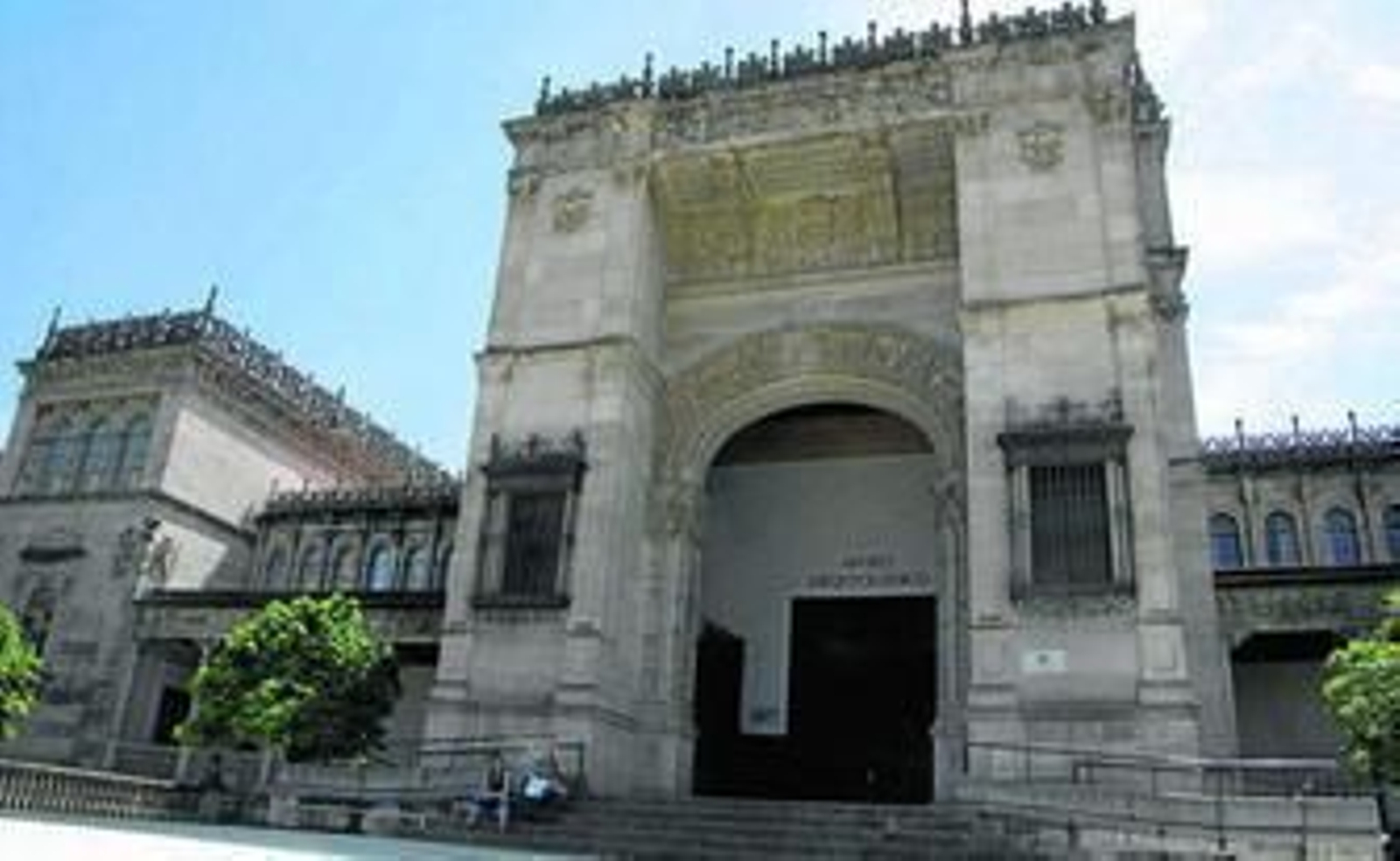 1. Fachada del Museo Arqueológico, en la Plaza de América, un edificio construido con motivo de la Exposición Iberoamericana del 29 y con elementos de clara inspiración neorrenacentista . 2. Uno de los importantes mosaicos romanos que se exponen en el museo. 3. Un guía explica el Arqueológico, musoe que ha ido perdiendo visitantes. 1. Fachada del Museo Arqueológico, en la Plaza de América, un edificio construido con motivo de la Exposición Iberoamericana del 29 y con elementos de clara inspiración neorrenacentista . 2. Uno de los importantes mosaicos romanos que se exponen en el museo. 3. Un guía explica el Arqueológico, musoe que ha ido perdiendo visitantes.