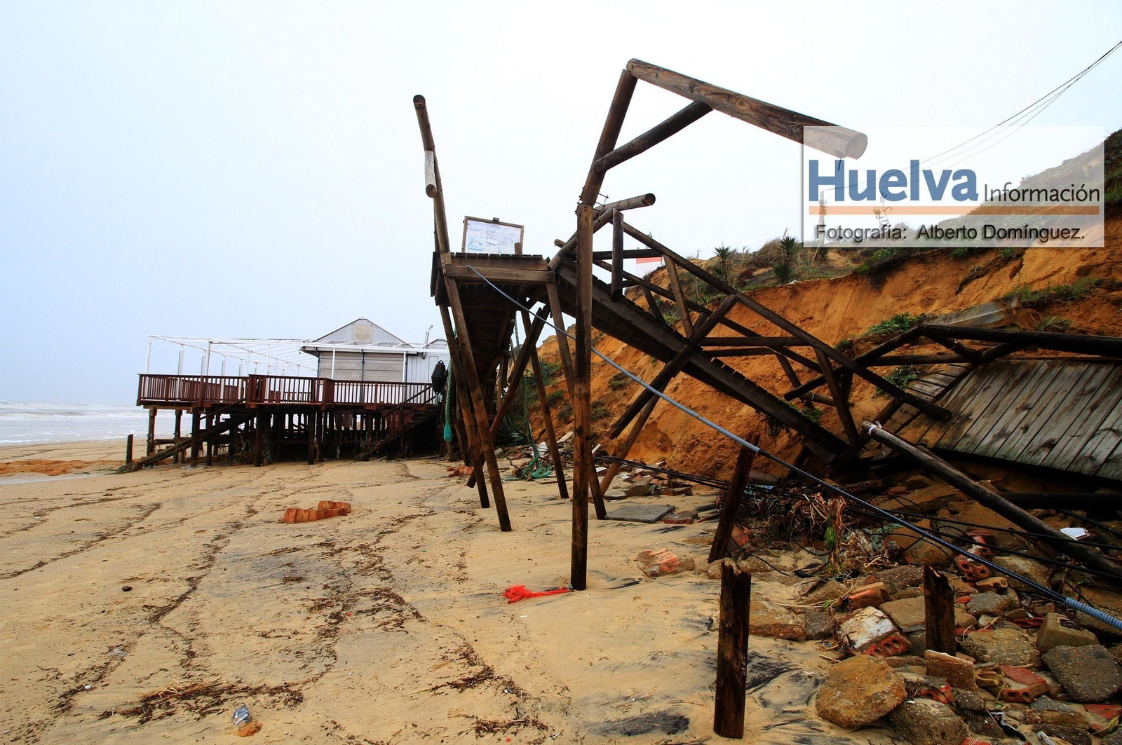 Imágenes del temporal de viento y lluvia en la playa de Matalascañas
