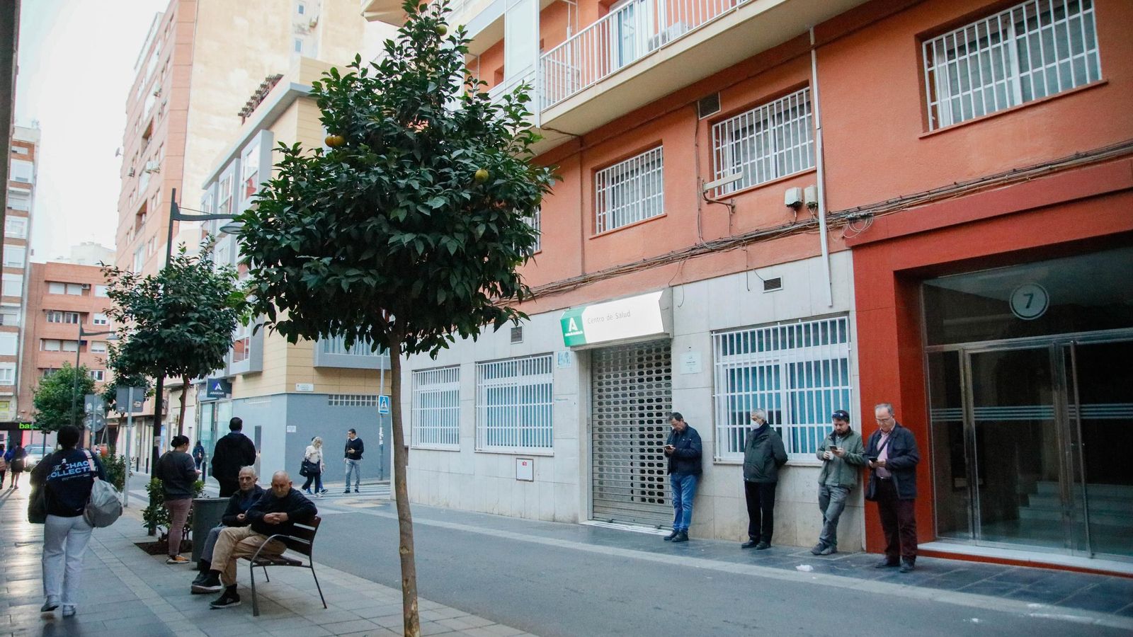 Cola también diaria en la puerta del Centro de Salud de la Calle San Leonardo, en el centro de la capital