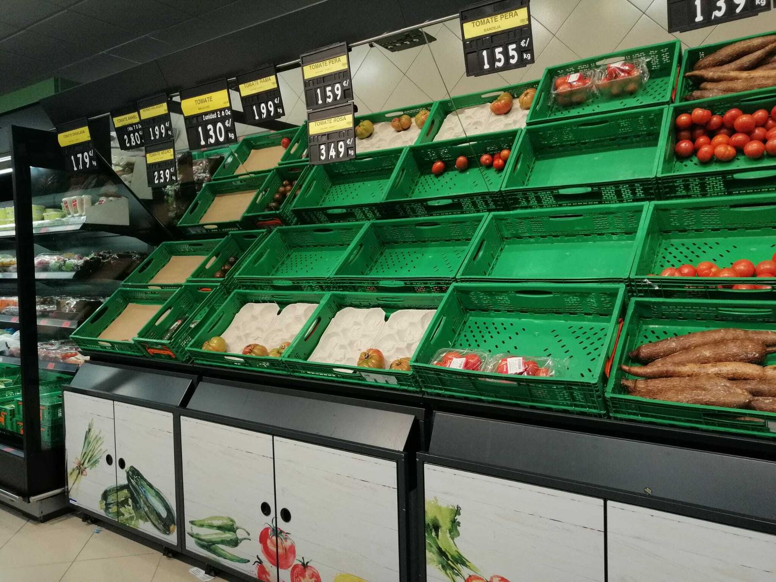 Los vecinos de la calle Salado dejan los estantes del Mercadona vacíos por el coronavirus.