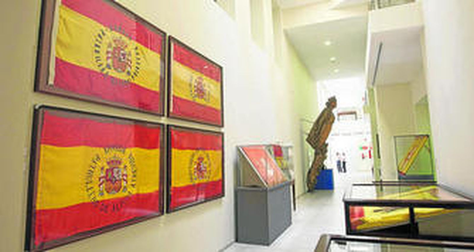 1. Planta baja del Museo Naval que la Armada acaba de abrir en la antigua Capitanía General, a escasos metros de la calle Real. 2. Torre Alta, en los terrenos del Observatorio. Se acaba de conocer que Defensa tiene una propuesta para afrontar su recuperación por fases y, a petición del Ayuntamiento, abrirla al público. 4. Interior del Arsenal de La Carraca, una de las instalaciones históricas más destacadas de la Armada en la ciudad. FOTOS: Román Ríos (1 y 2) y Julio gonzález (3).