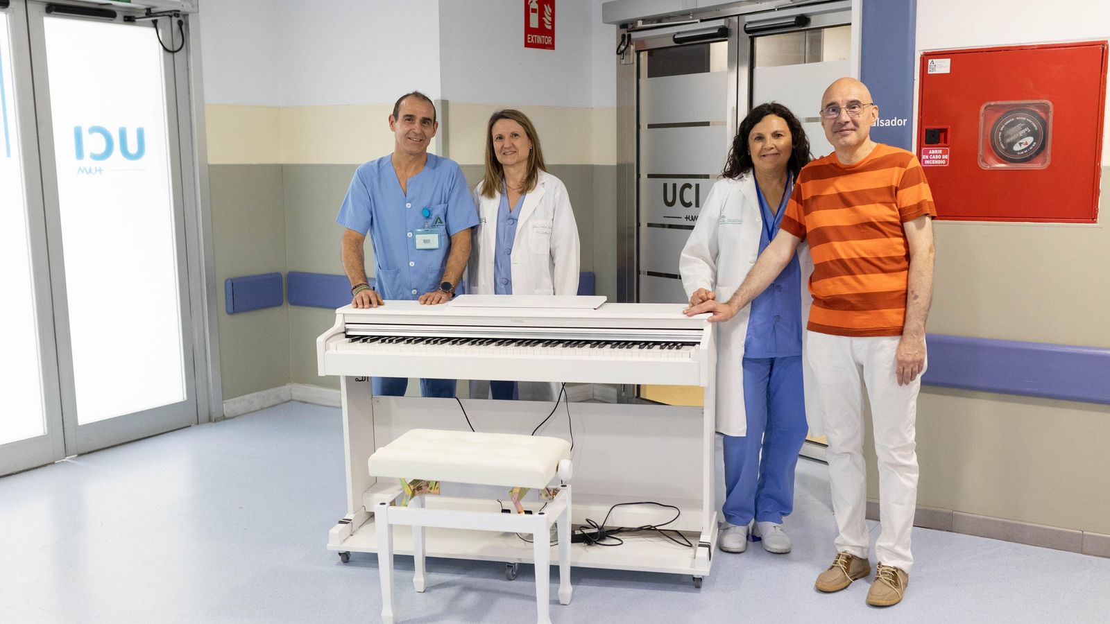 Miguel Serrano y Mario Lamela, en los extremos, junto a la jefa de UCI, María Luisa Cantón, y la supervisora de Enfermería, Lola González, junto al piano.
