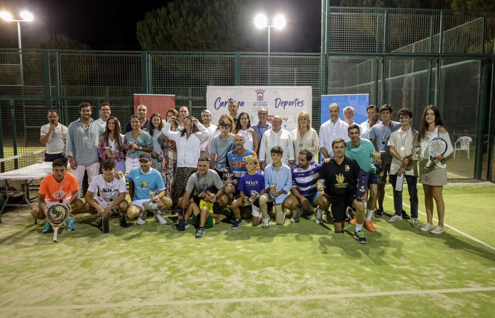 Algunos de los premiados en esta segunda edición del torneo de pádel.