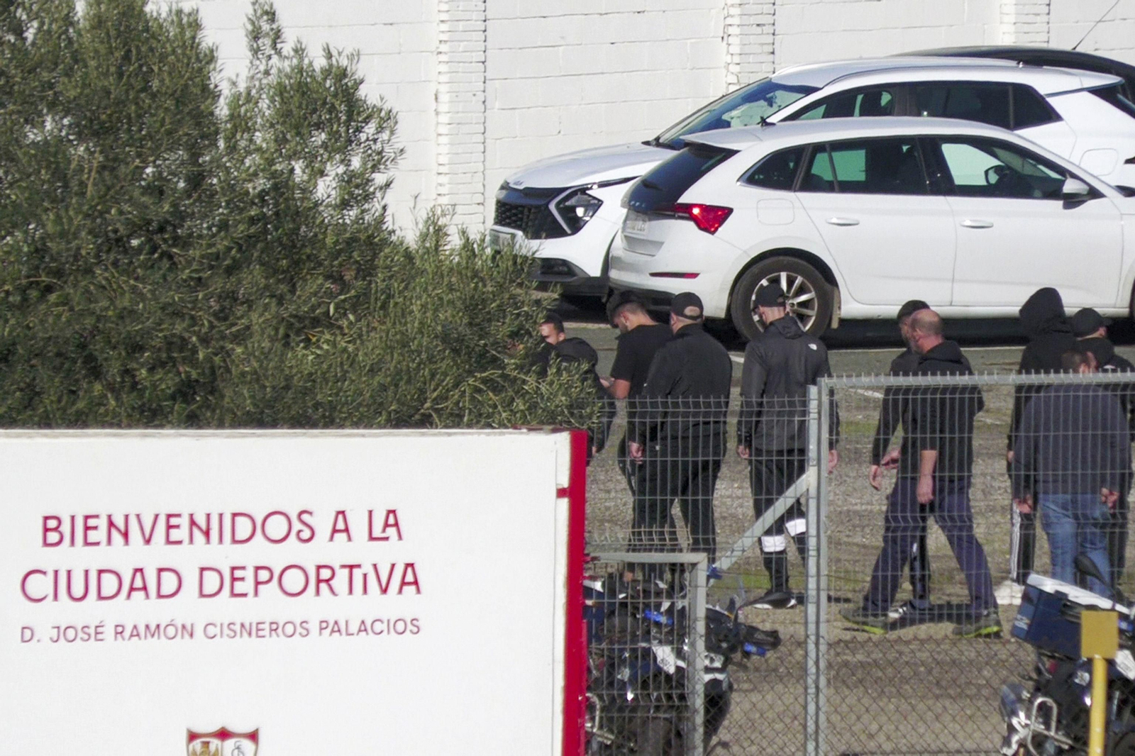 Miembros de Biris Norte visitaron en noviembre a la plantilla en la ciudad deportiva.