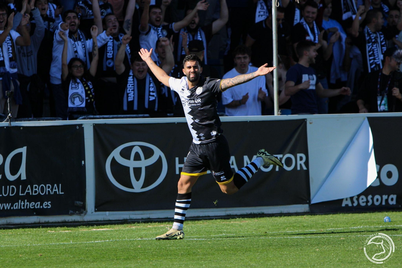 El delantero almeriense celebra un gol esta pasada temporada con la camiseta de Unionistas.
