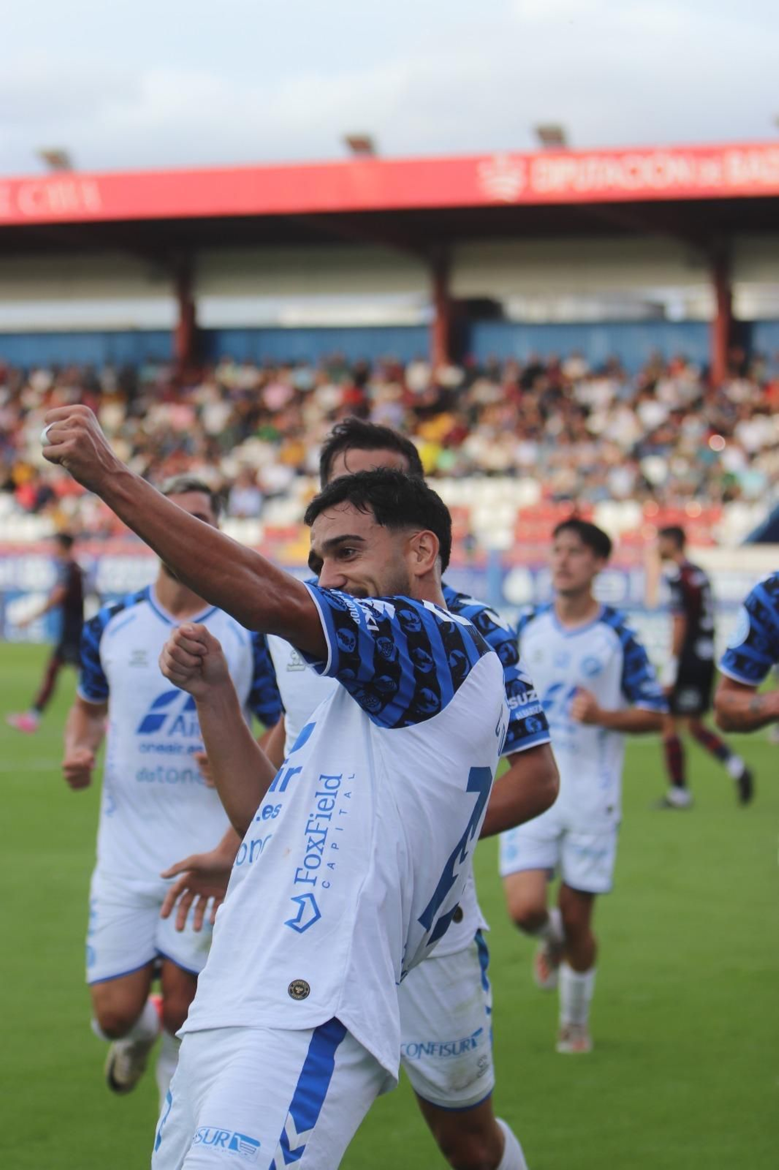 Dieste hace la flecha para celebrar el 0-1 en el Francisco de la Hera.