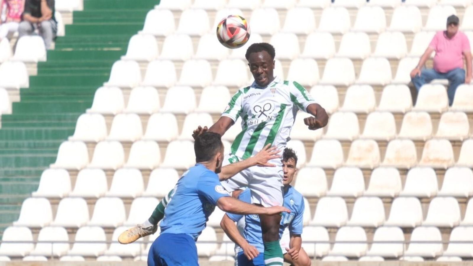 Diarra cabecea el balón en un gran ocasión en el Córdoba CF - Alcoyano.