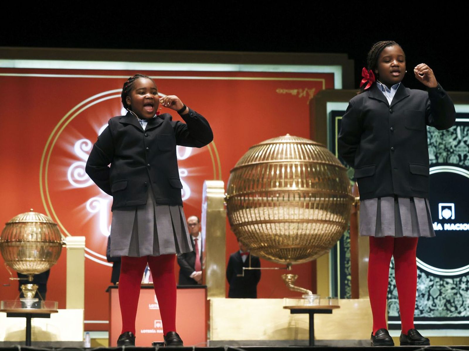 Elisabeth Obarisiagbon y Ilyas Akrouh cantan números y premios de la Lotería de Navidad.