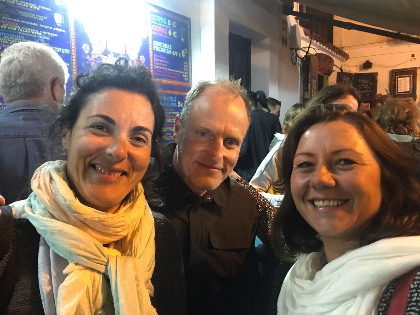 Woody Harrelson, con dos clientas del Taco Way de Tarifa.