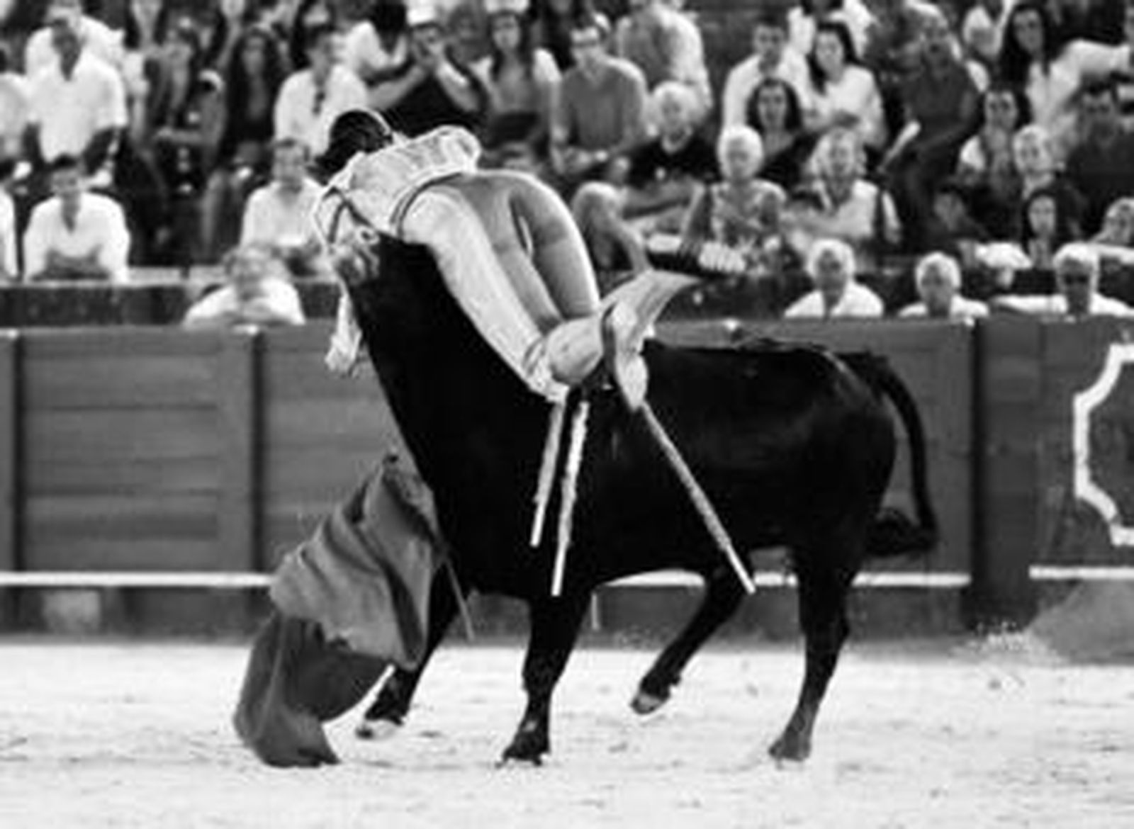 La novillera Conchita Ríos fue cogida sin consecuencias por el tercer novillo de la noche.