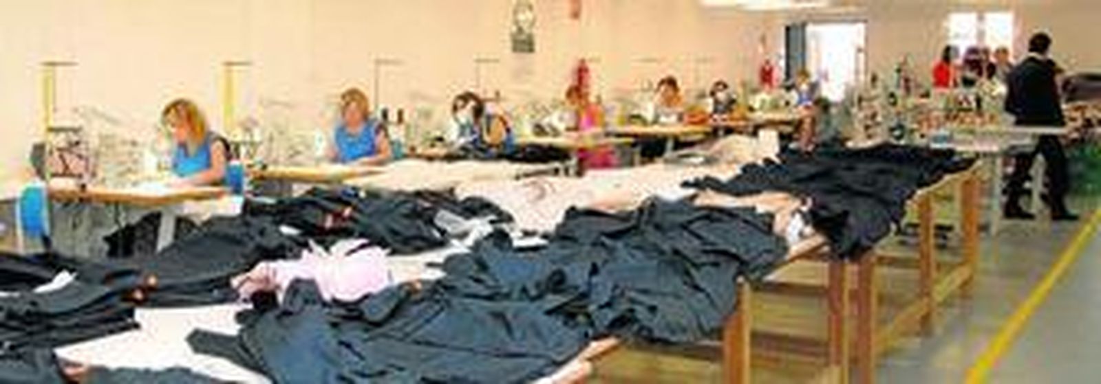 Sala expositiva con algunas de las prendas que fabrica y distribuye El Siglo.