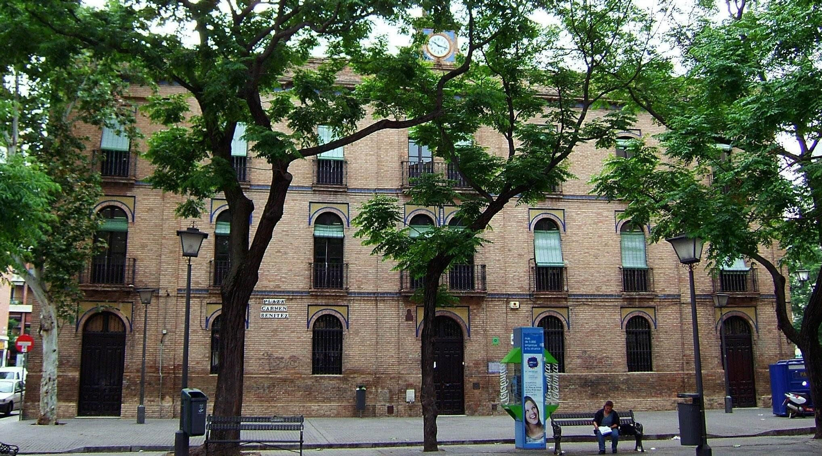 Fachada principal del CEIP Carmen Benítez, de 1896, el segundo colegio más antiguo de Sevilla.