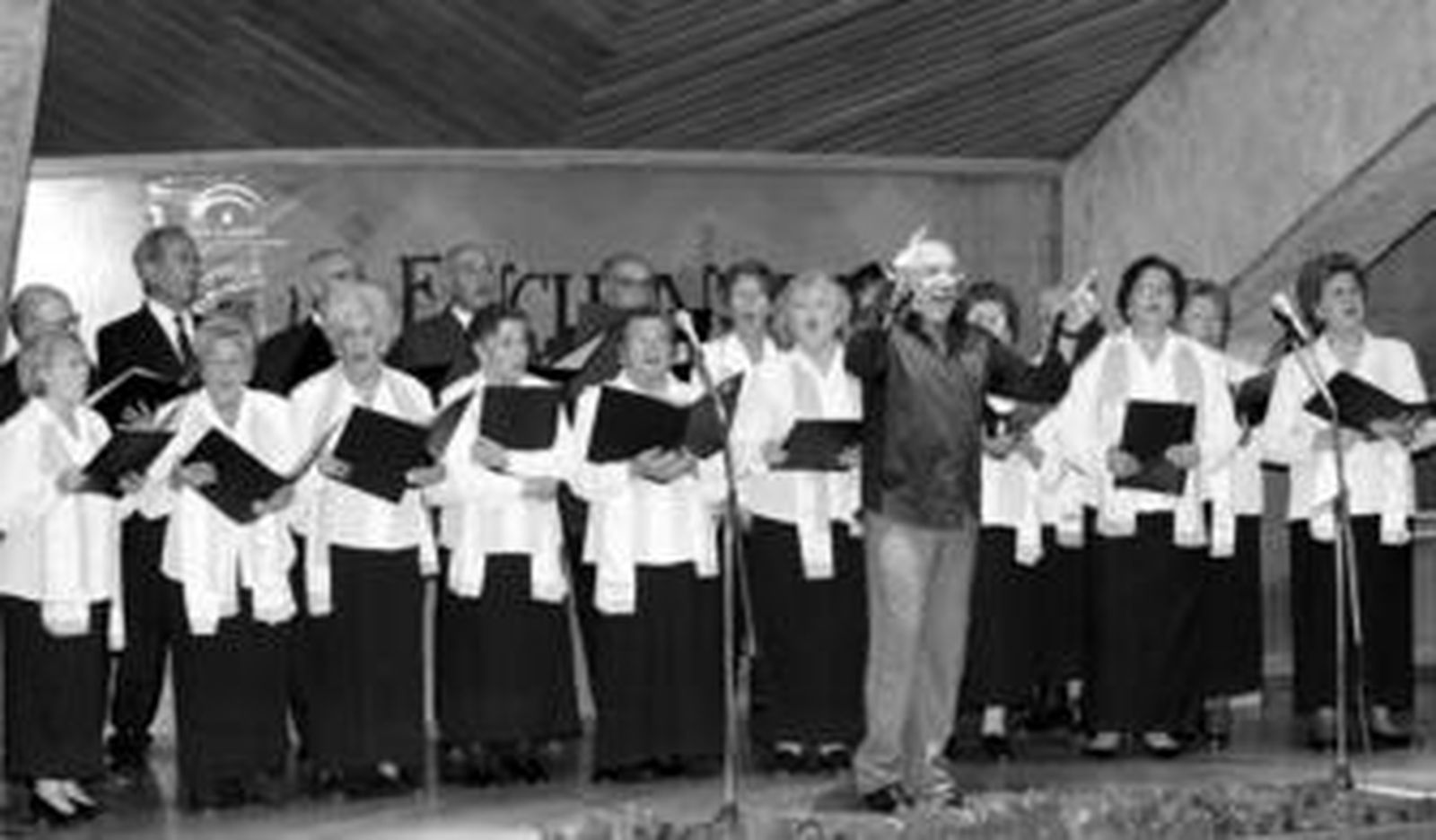 1. El coro 'Voces de otoño' del centro de día Mora Claros de la capital interpretó villancicos clásicos durante la apertura del XII Encuentro de Coros y Grupos de Campanilleros de Mayores de la provincia de Huelva. 2. Casi 300 personas se congregaron en la platea del Foro Iberoamericano para asistir al certamen de coros. 3. Un grupo de campanilleras del coro 'Cristina Pinedo'. 4. Escolares visitaron el belén itinerante de Emtusa a las puertas del Ayuntamiento.  5. La Ópera Nacional de Moldavia actuó ayer en la cárcel de Huelva.