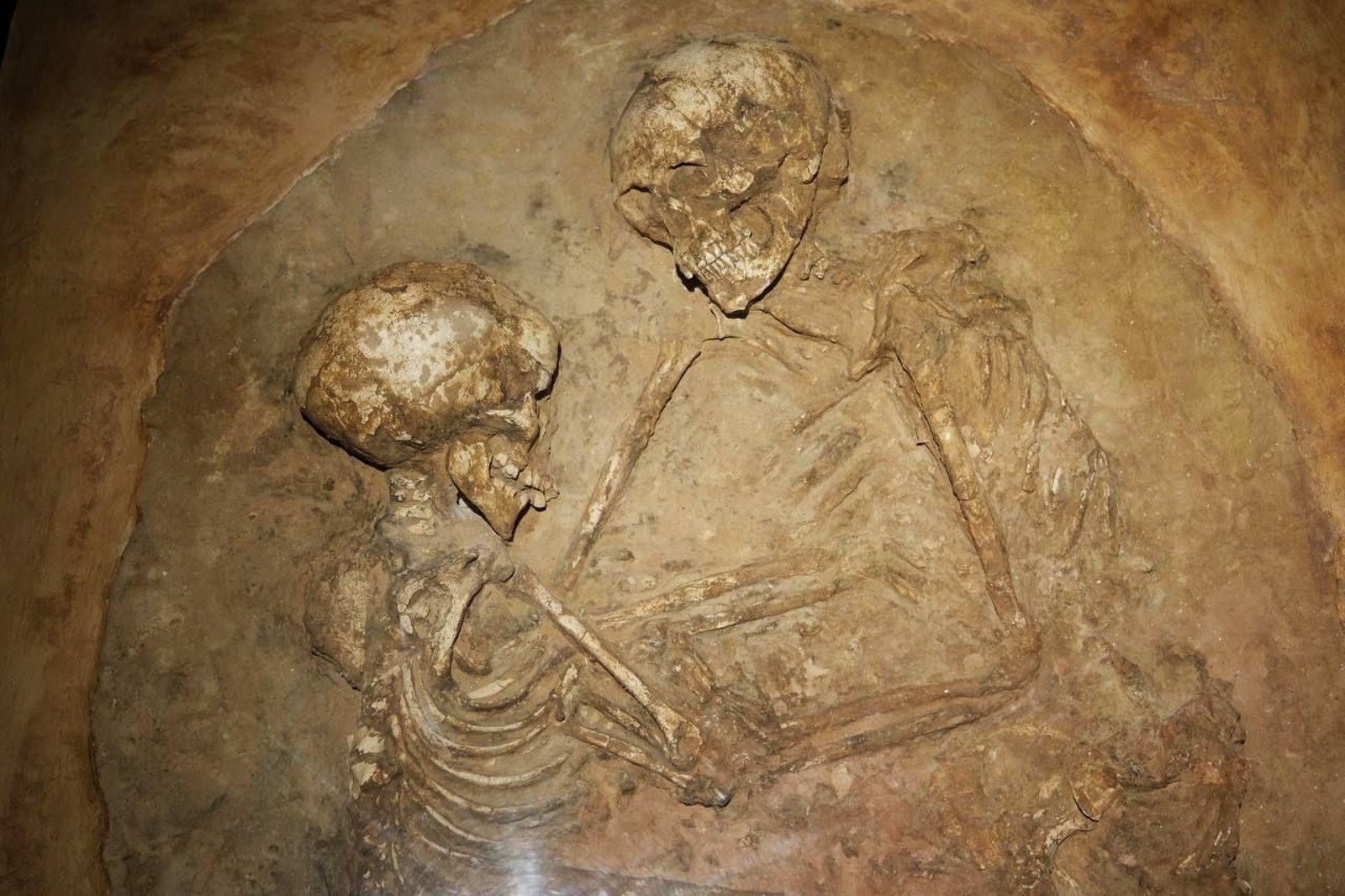 Enterramiento doble con los restos en posición abrazada de la necrópolis de Campo de Hockey de San Fernando