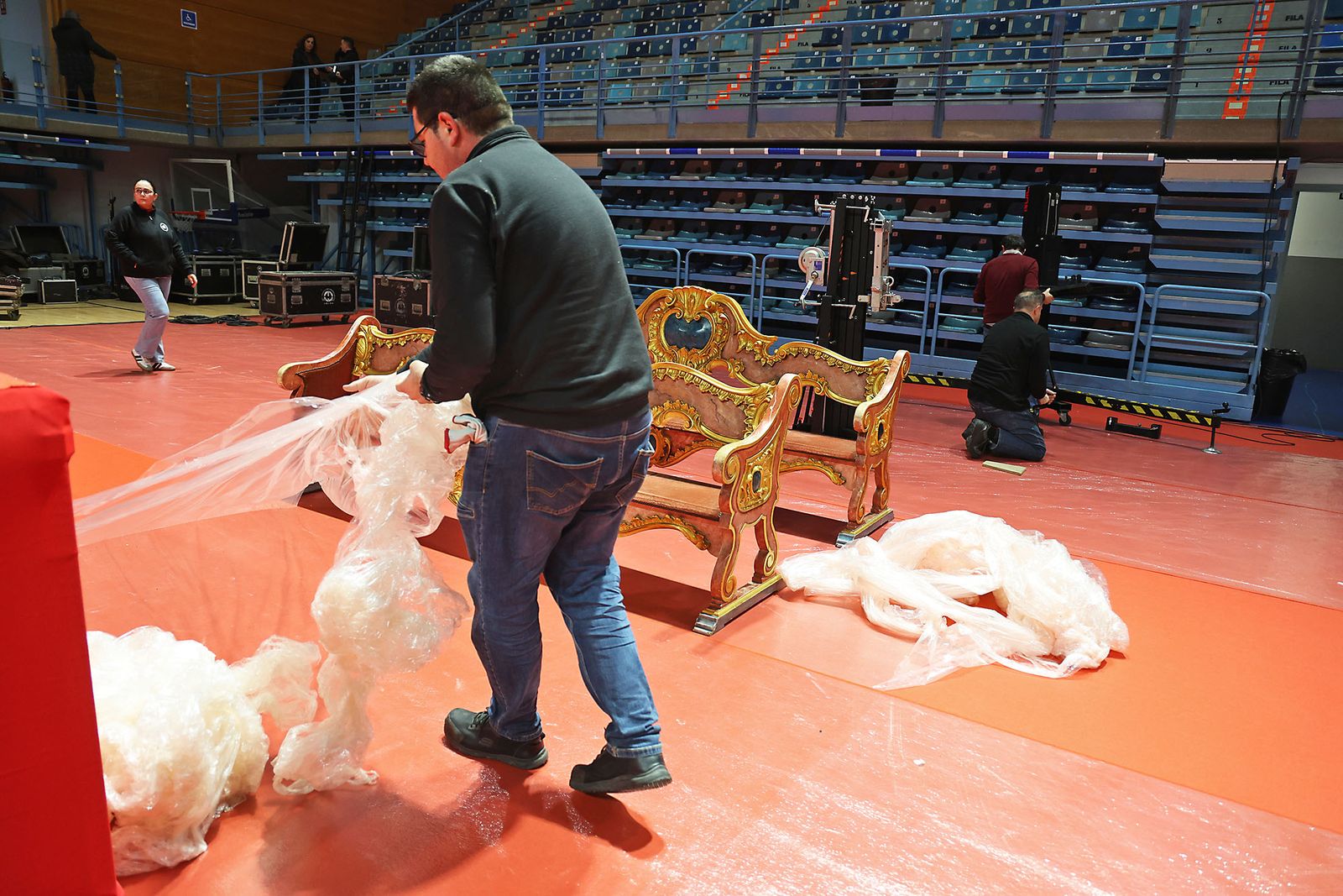 Últimos preparativos para la Misa funeral por las víctimas de Adamuz