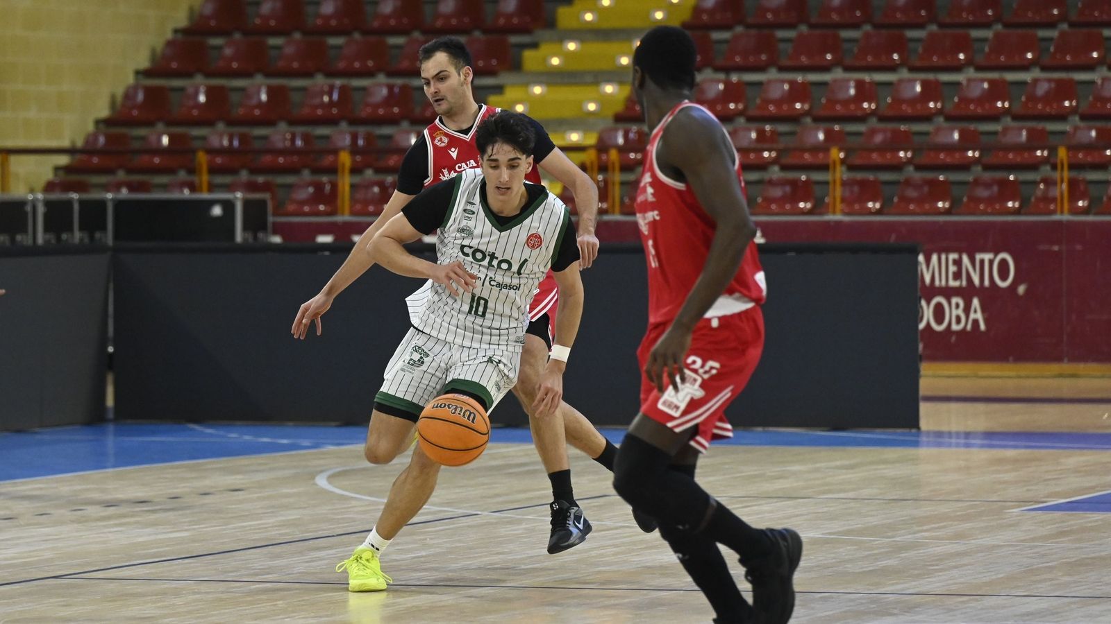 Gonzalo Orozco controla el balón ante Traoré y Rodrigo Llamas.